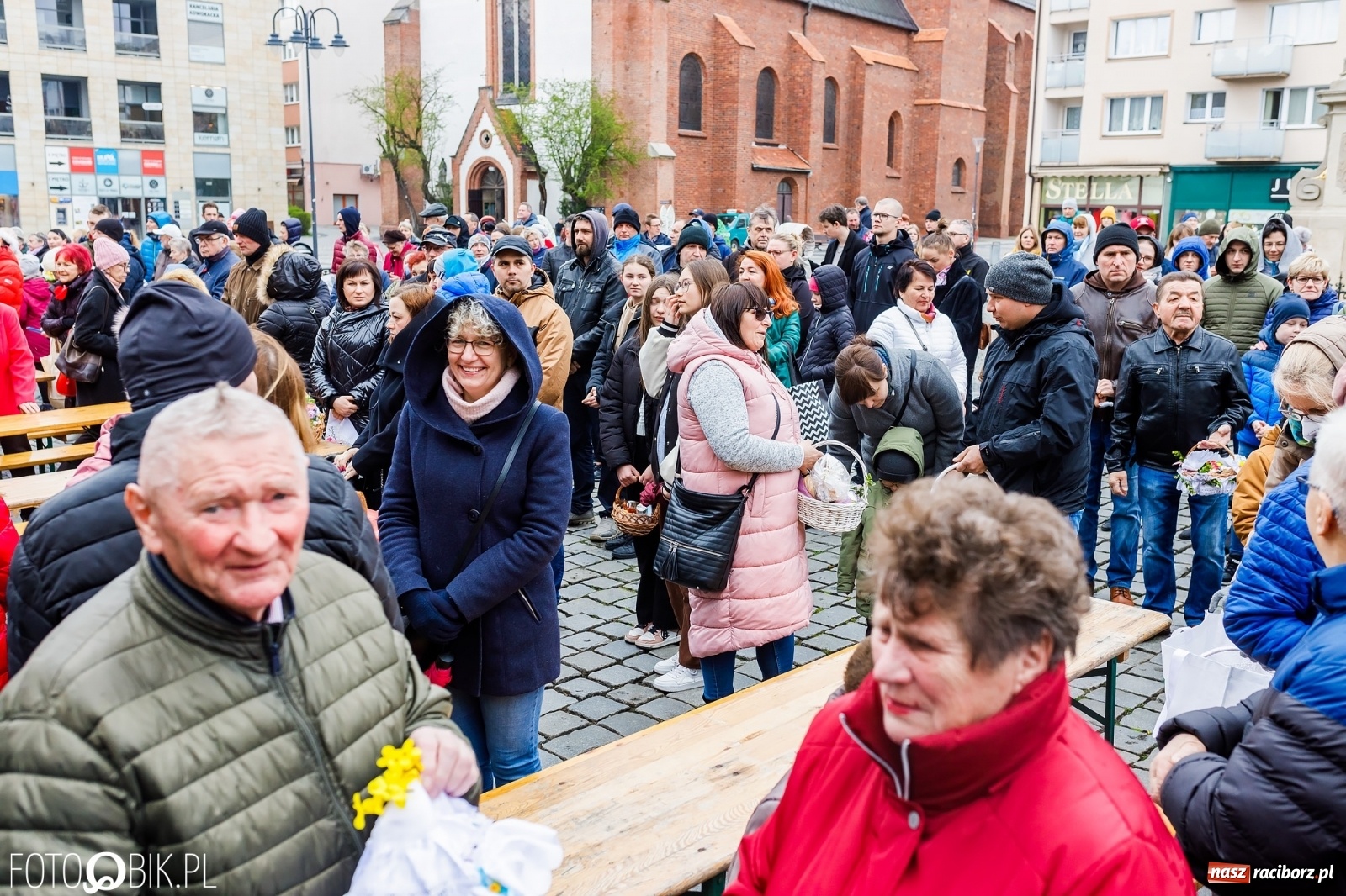 Zdjęcie w galerii na portalu naszraciborz.pl: Wielkanocne śniadanie i święcenie pokarmów na raciborskim Rynku [FOTO i WIDEO] wiadomości z regionu