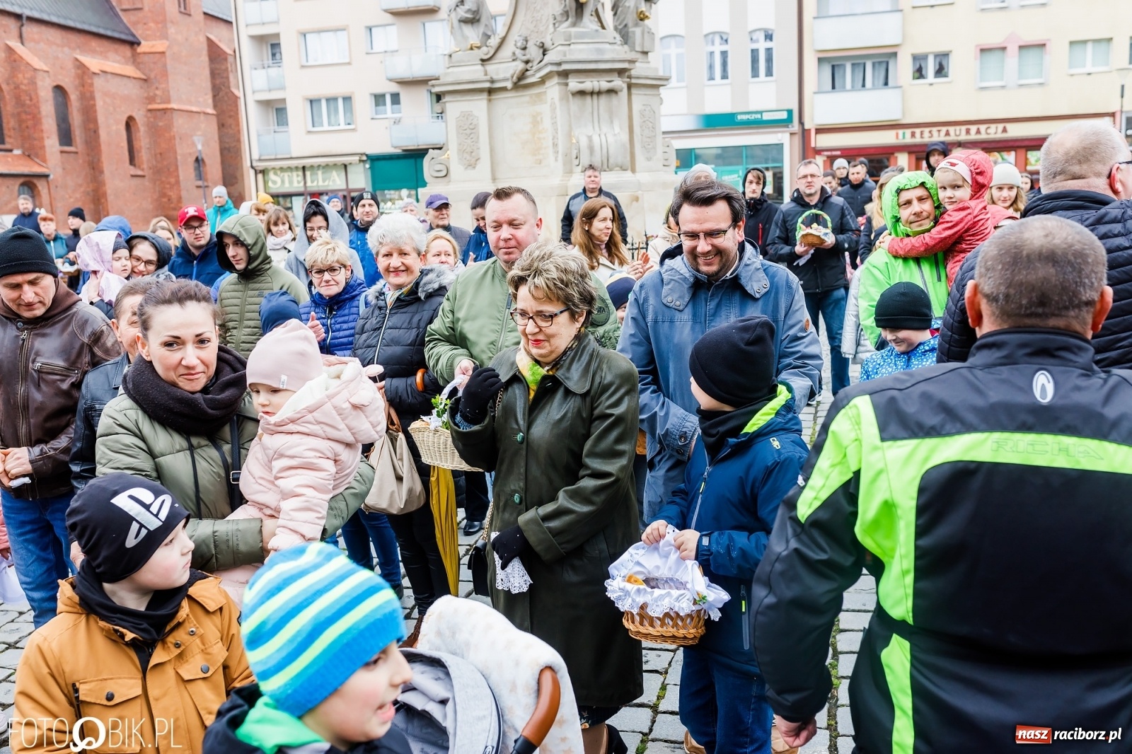 Zdjęcie w galerii na portalu naszraciborz.pl: Wielkanocne śniadanie i święcenie pokarmów na raciborskim Rynku [FOTO i WIDEO] wiadomości z regionu