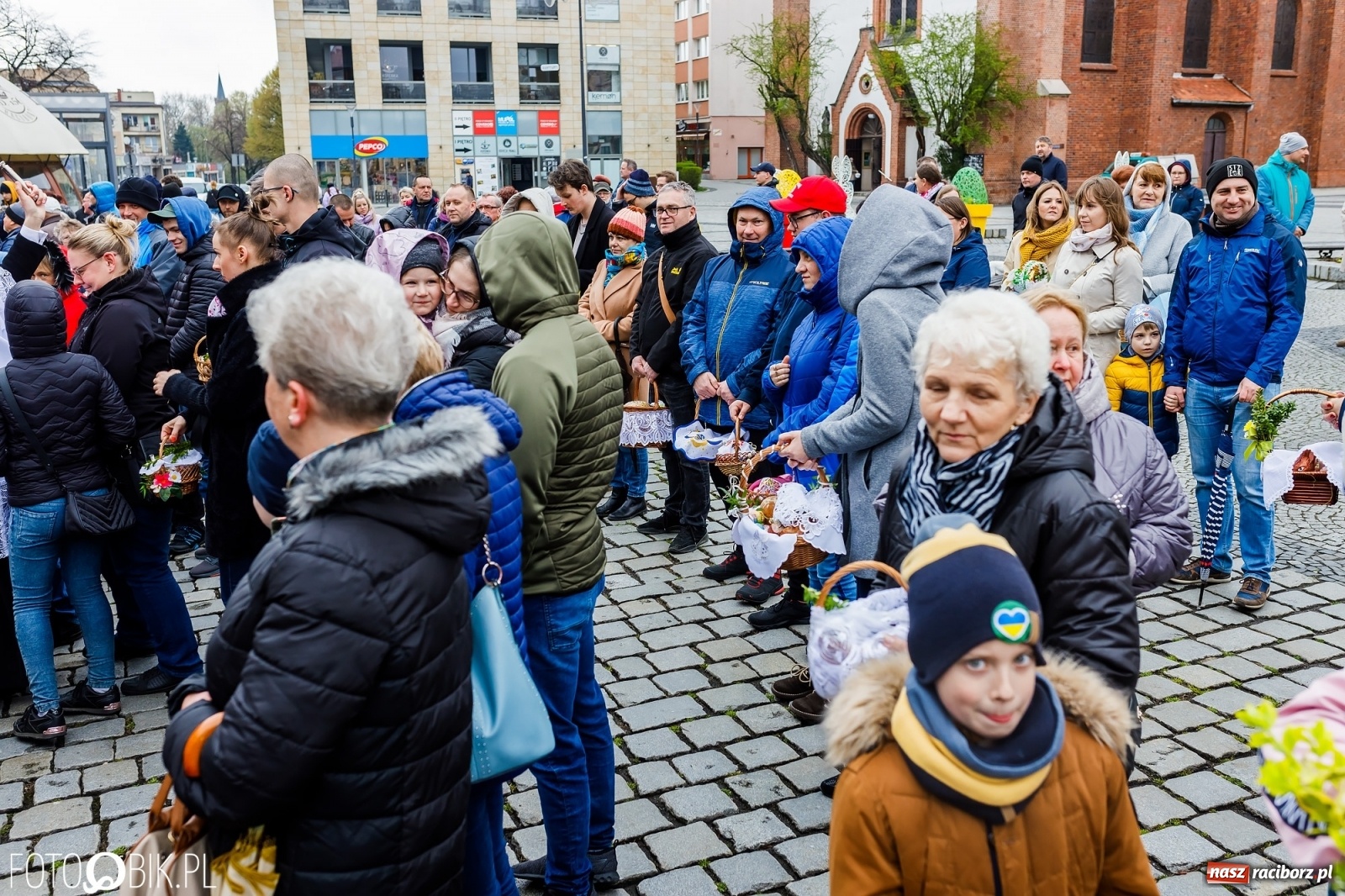 Zdjęcie w galerii na portalu naszraciborz.pl: Wielkanocne śniadanie i święcenie pokarmów na raciborskim Rynku [FOTO i WIDEO] wiadomości z regionu