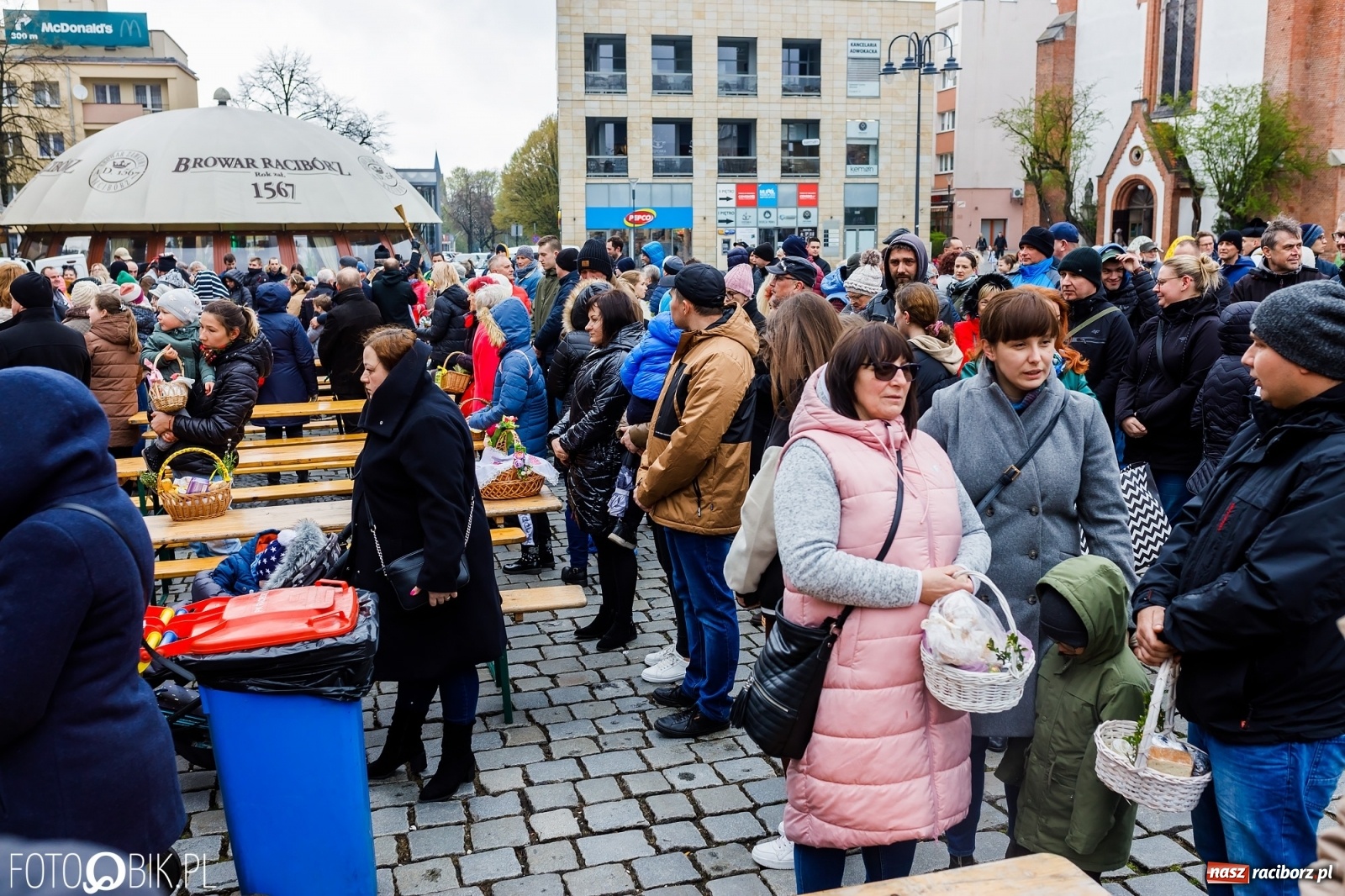 Zdjęcie w galerii na portalu naszraciborz.pl: Wielkanocne śniadanie i święcenie pokarmów na raciborskim Rynku [FOTO i WIDEO] wiadomości z regionu