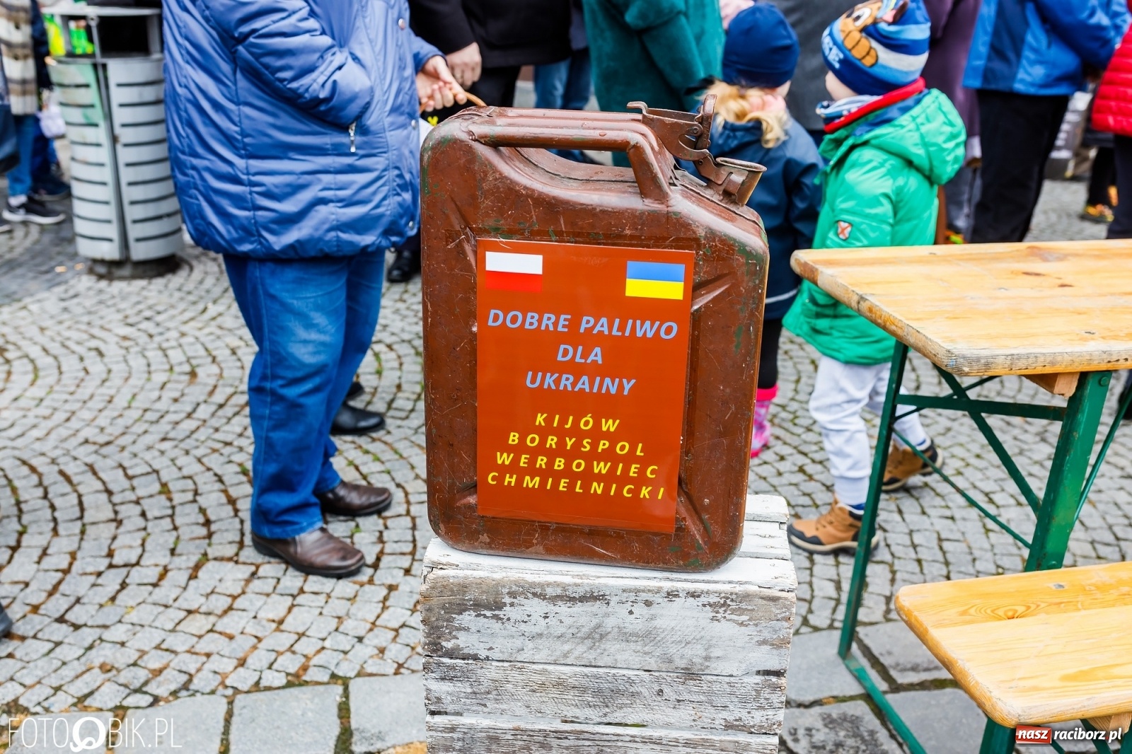Zdjęcie w galerii na portalu naszraciborz.pl: Wielkanocne śniadanie i święcenie pokarmów na raciborskim Rynku [FOTO i WIDEO] wiadomości z regionu