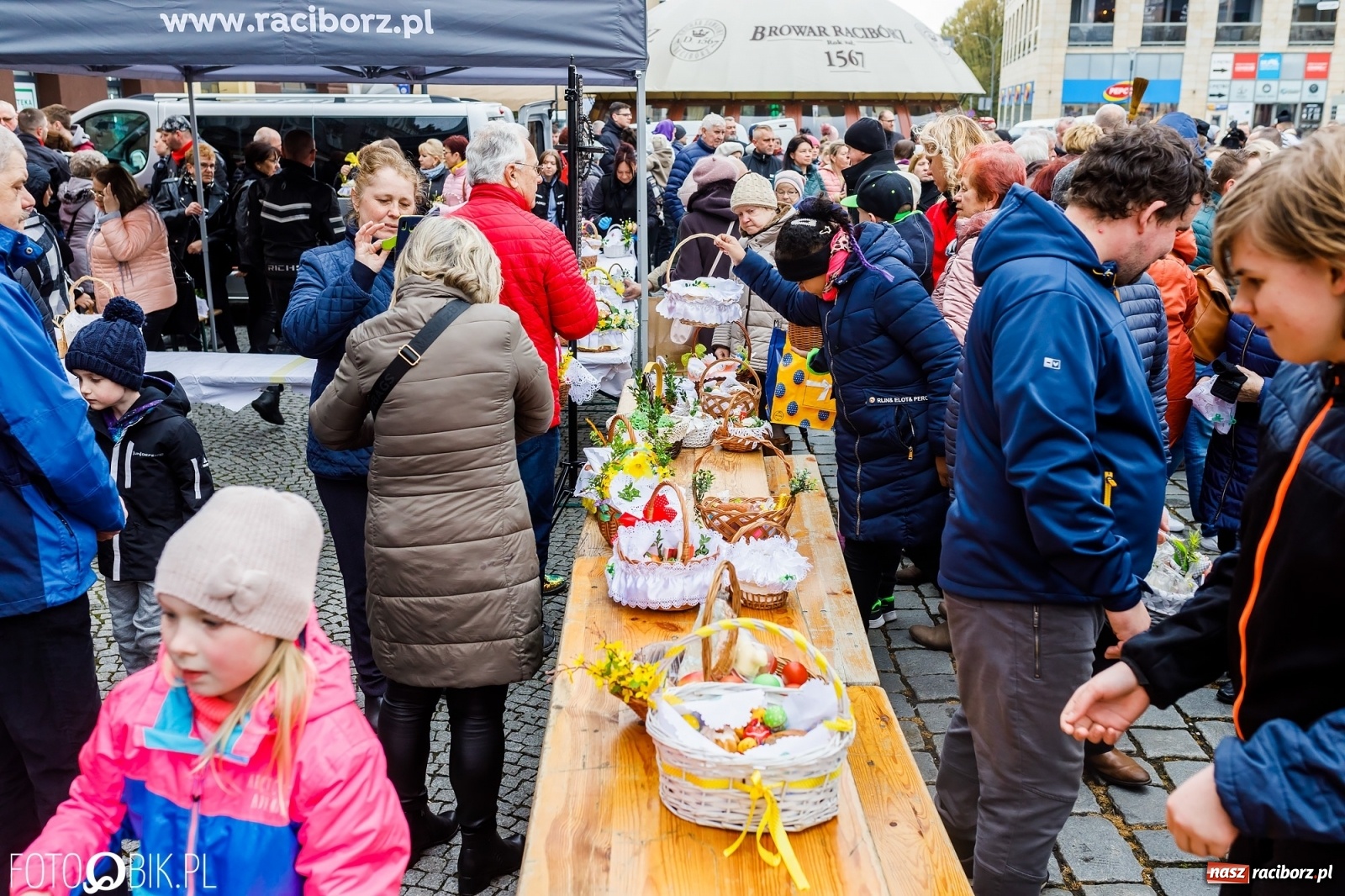 Zdjęcie w galerii na portalu naszraciborz.pl: Wielkanocne śniadanie i święcenie pokarmów na raciborskim Rynku [FOTO i WIDEO] wiadomości z regionu