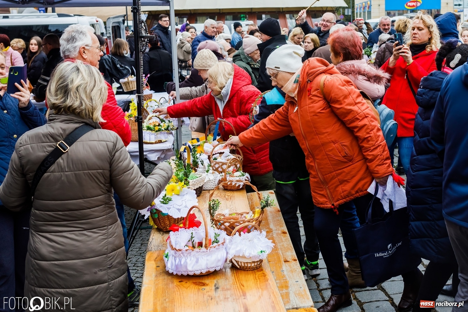 Zdjęcie w galerii na portalu naszraciborz.pl: Wielkanocne śniadanie i święcenie pokarmów na raciborskim Rynku [FOTO i WIDEO] wiadomości z regionu
