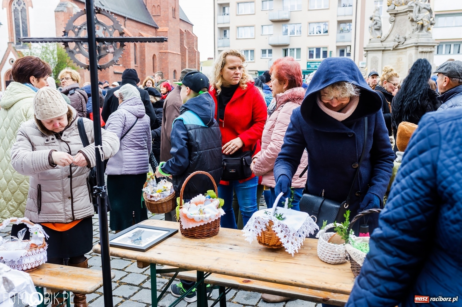 Zdjęcie w galerii na portalu naszraciborz.pl: Wielkanocne śniadanie i święcenie pokarmów na raciborskim Rynku [FOTO i WIDEO] wiadomości z regionu