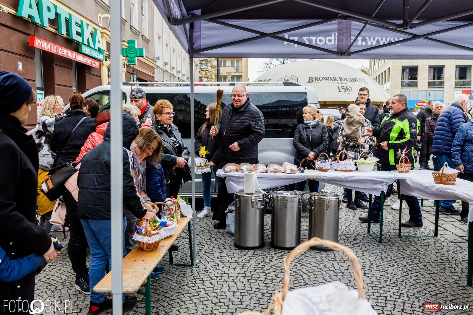 Zdjęcie w galerii na portalu naszraciborz.pl: Wielkanocne śniadanie i święcenie pokarmów na raciborskim Rynku [FOTO i WIDEO] wiadomości z regionu