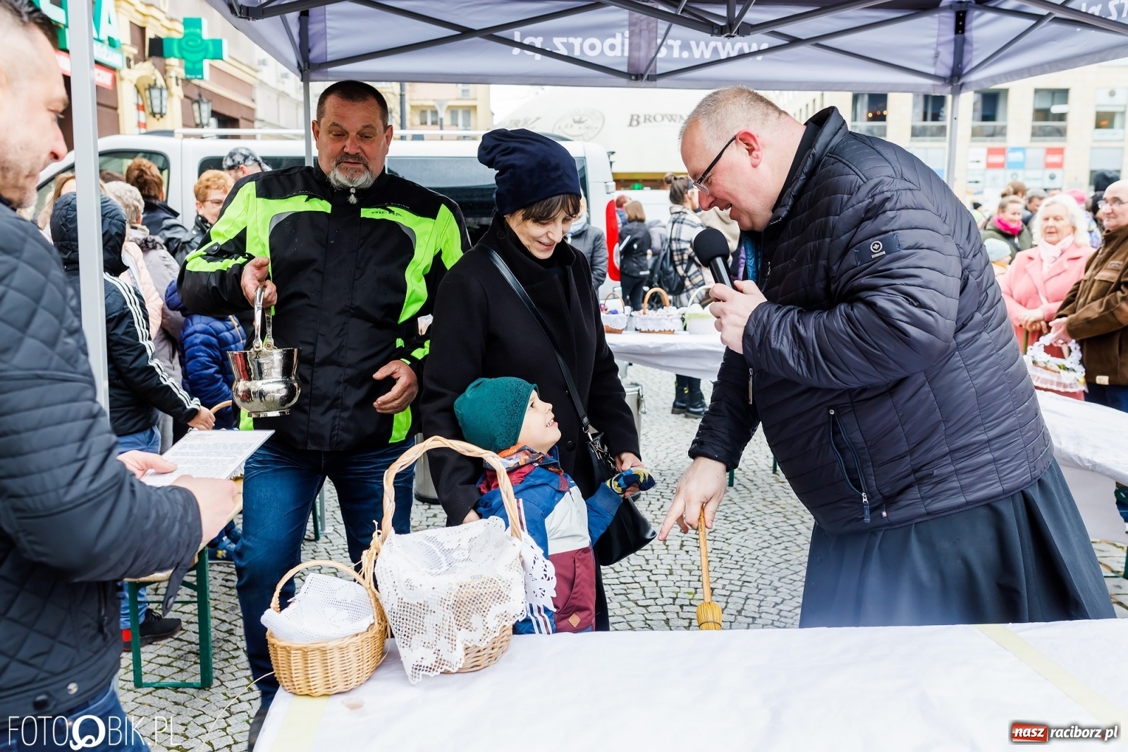 Zdjęcie w galerii na portalu naszraciborz.pl: Wielkanocne śniadanie i święcenie pokarmów na raciborskim Rynku [FOTO i WIDEO] wiadomości z regionu