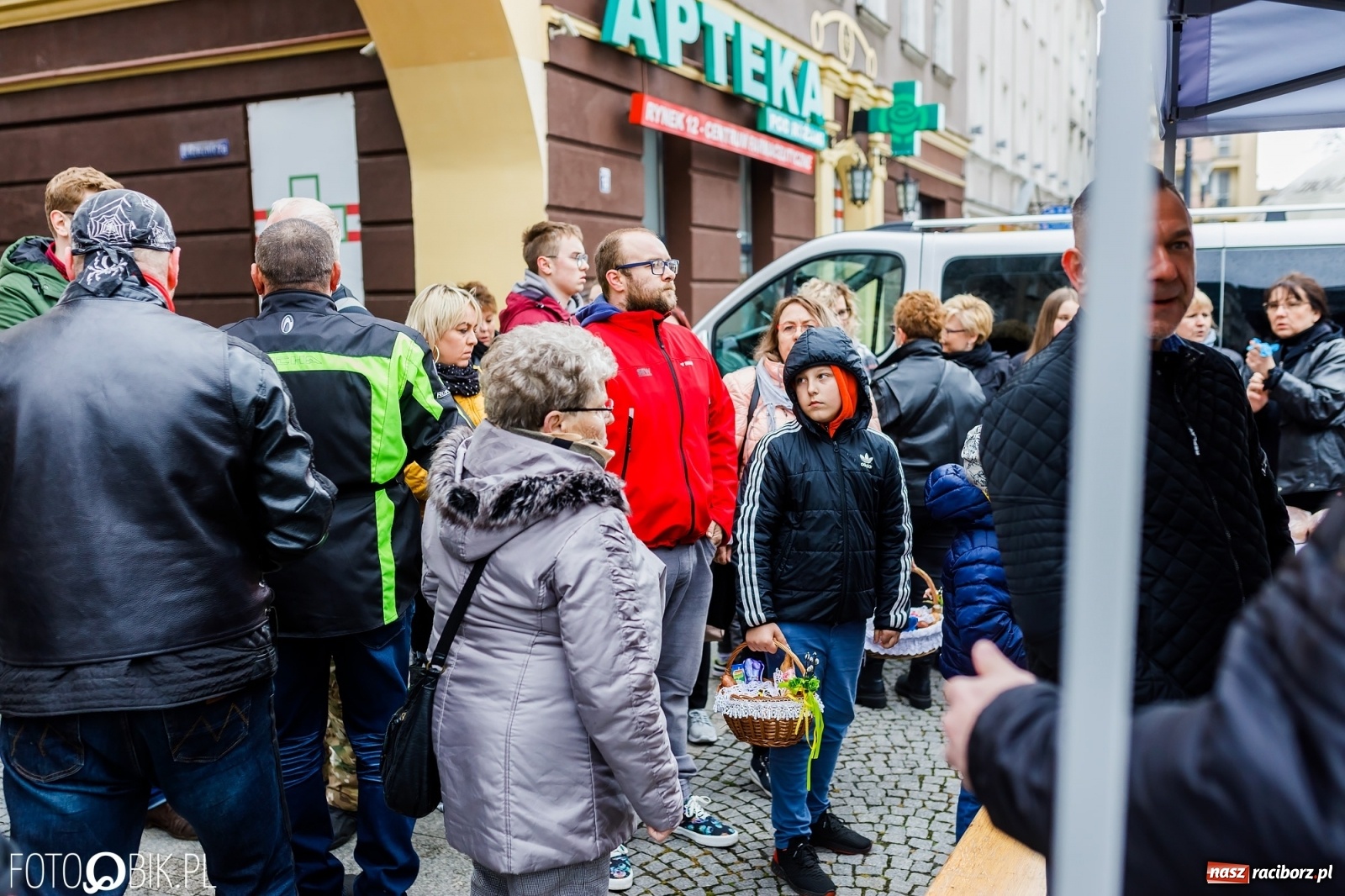 Zdjęcie w galerii na portalu naszraciborz.pl: Wielkanocne śniadanie i święcenie pokarmów na raciborskim Rynku [FOTO i WIDEO] wiadomości z regionu