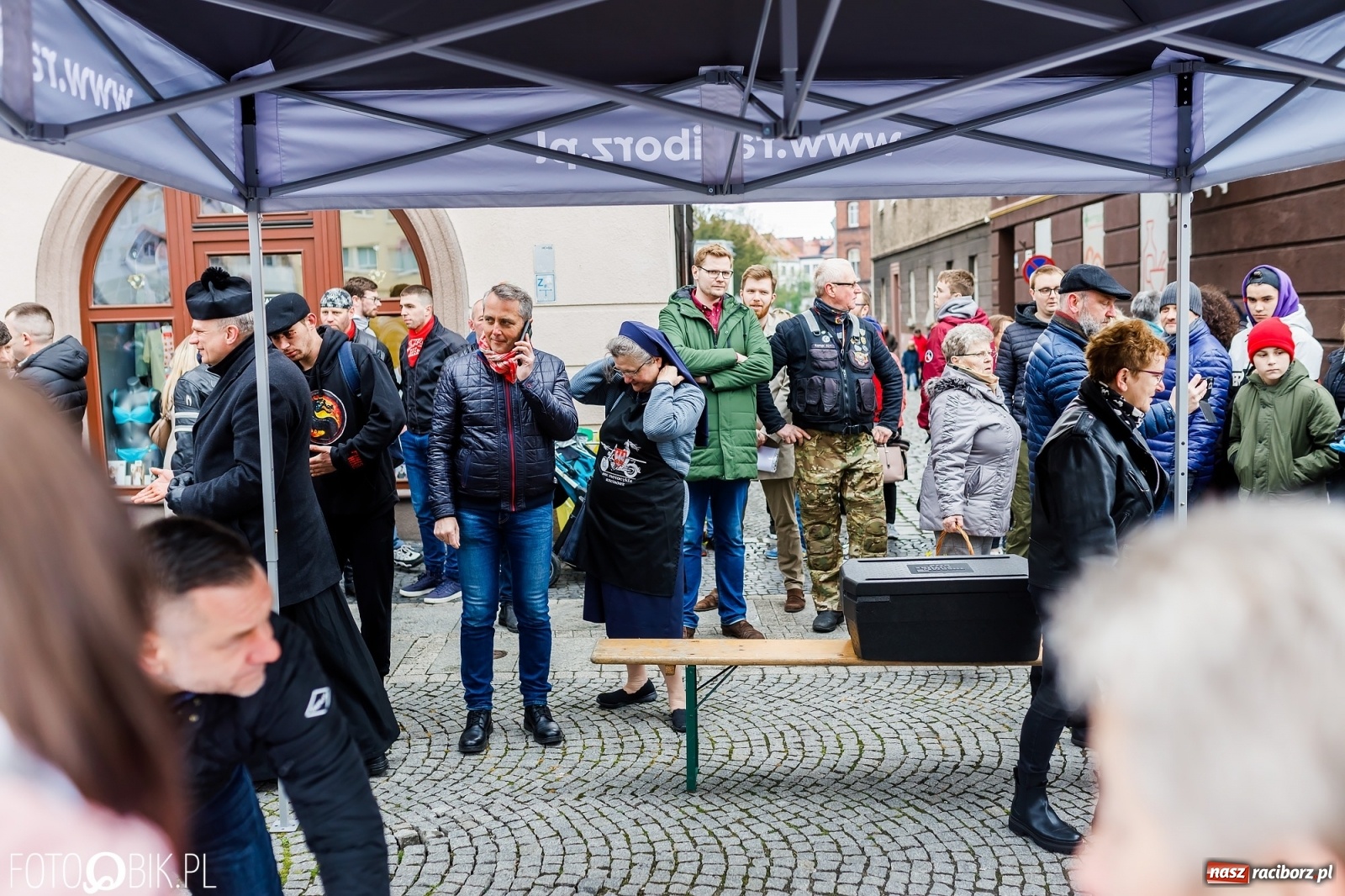 Zdjęcie w galerii na portalu naszraciborz.pl: Wielkanocne śniadanie i święcenie pokarmów na raciborskim Rynku [FOTO i WIDEO] wiadomości z regionu