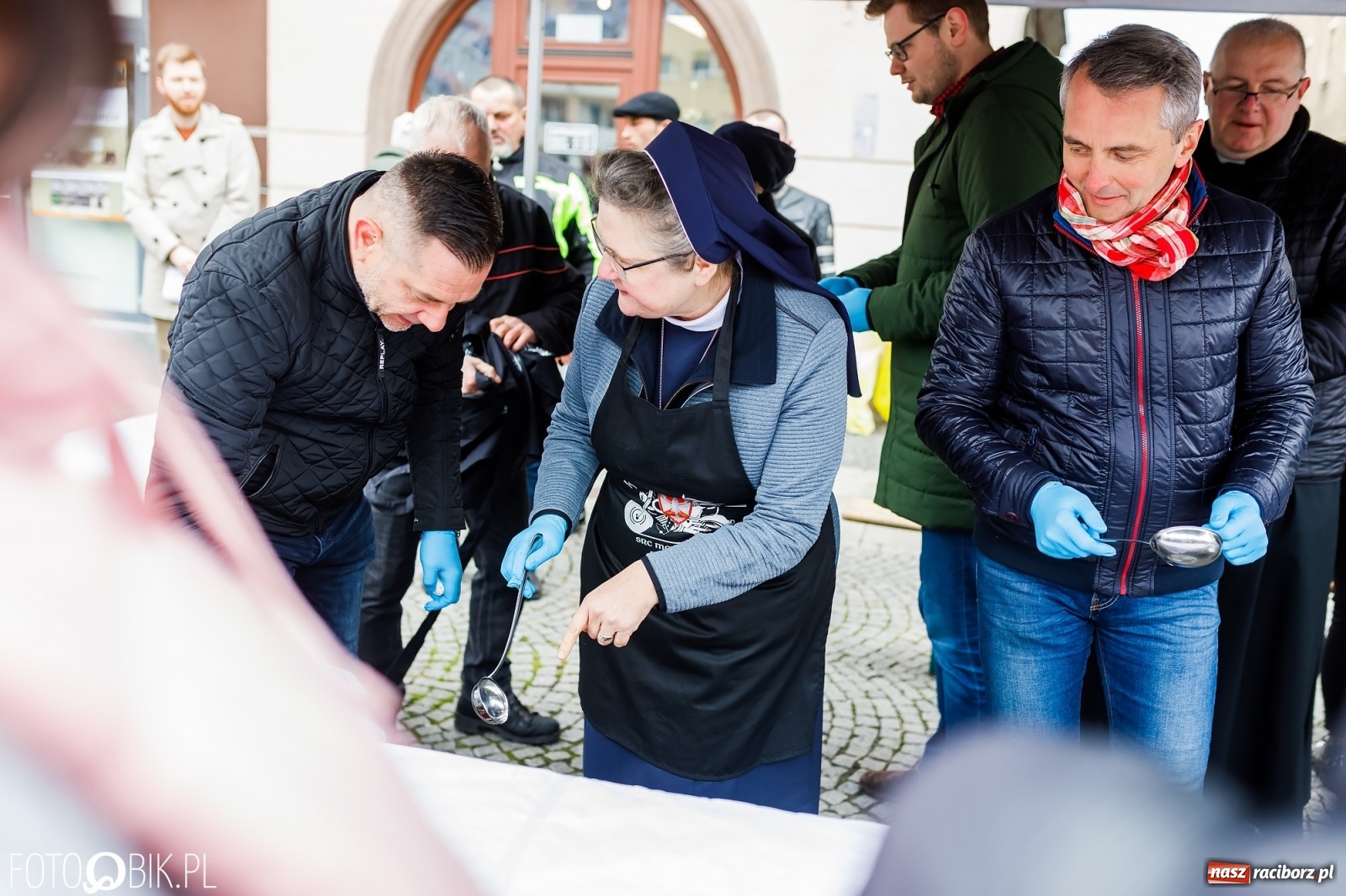 Zdjęcie w galerii na portalu naszraciborz.pl: Wielkanocne śniadanie i święcenie pokarmów na raciborskim Rynku [FOTO i WIDEO] wiadomości z regionu