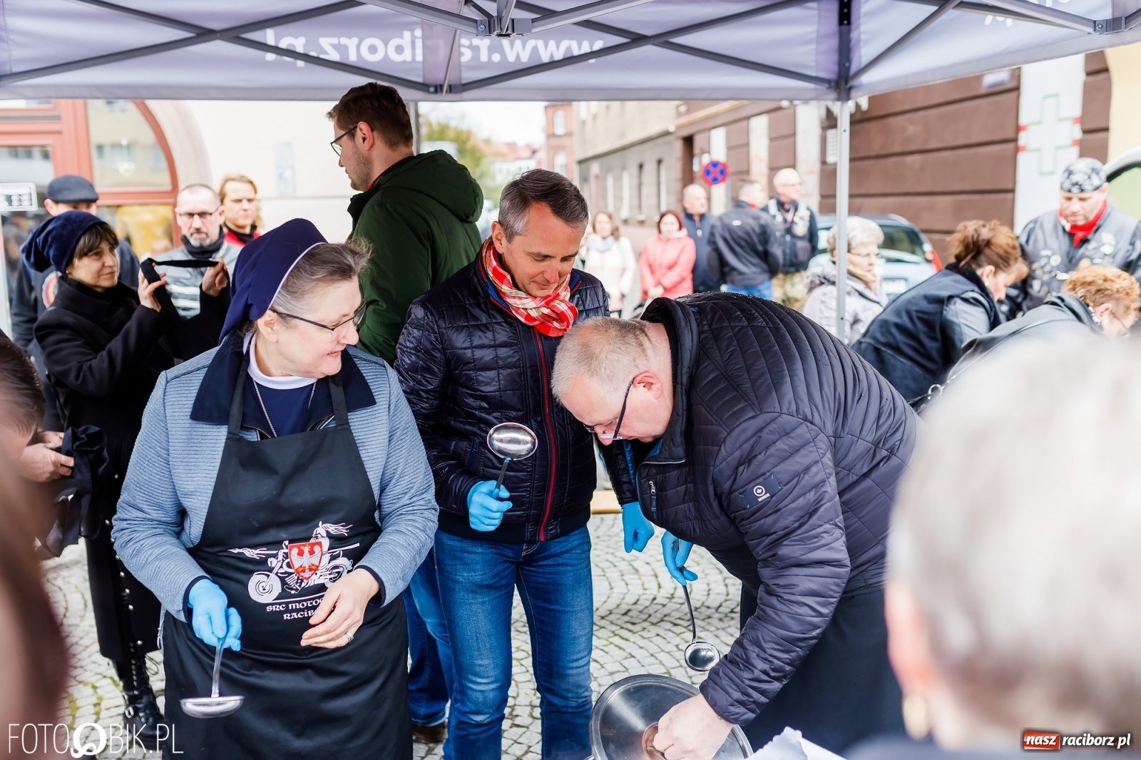 Zdjęcie w galerii na portalu naszraciborz.pl: Wielkanocne śniadanie i święcenie pokarmów na raciborskim Rynku [FOTO i WIDEO] wiadomości z regionu
