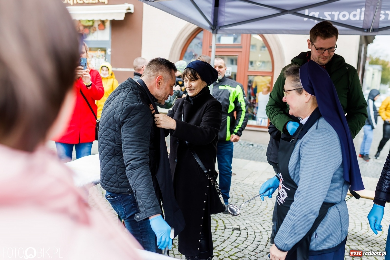 Zdjęcie w galerii na portalu naszraciborz.pl: Wielkanocne śniadanie i święcenie pokarmów na raciborskim Rynku [FOTO i WIDEO] wiadomości z regionu