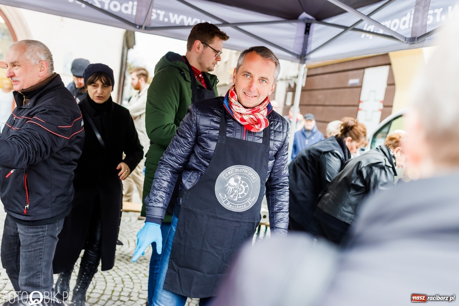 Zdjęcie w galerii na portalu naszraciborz.pl: Wielkanocne śniadanie i święcenie pokarmów na raciborskim Rynku [FOTO i WIDEO] wiadomości z regionu