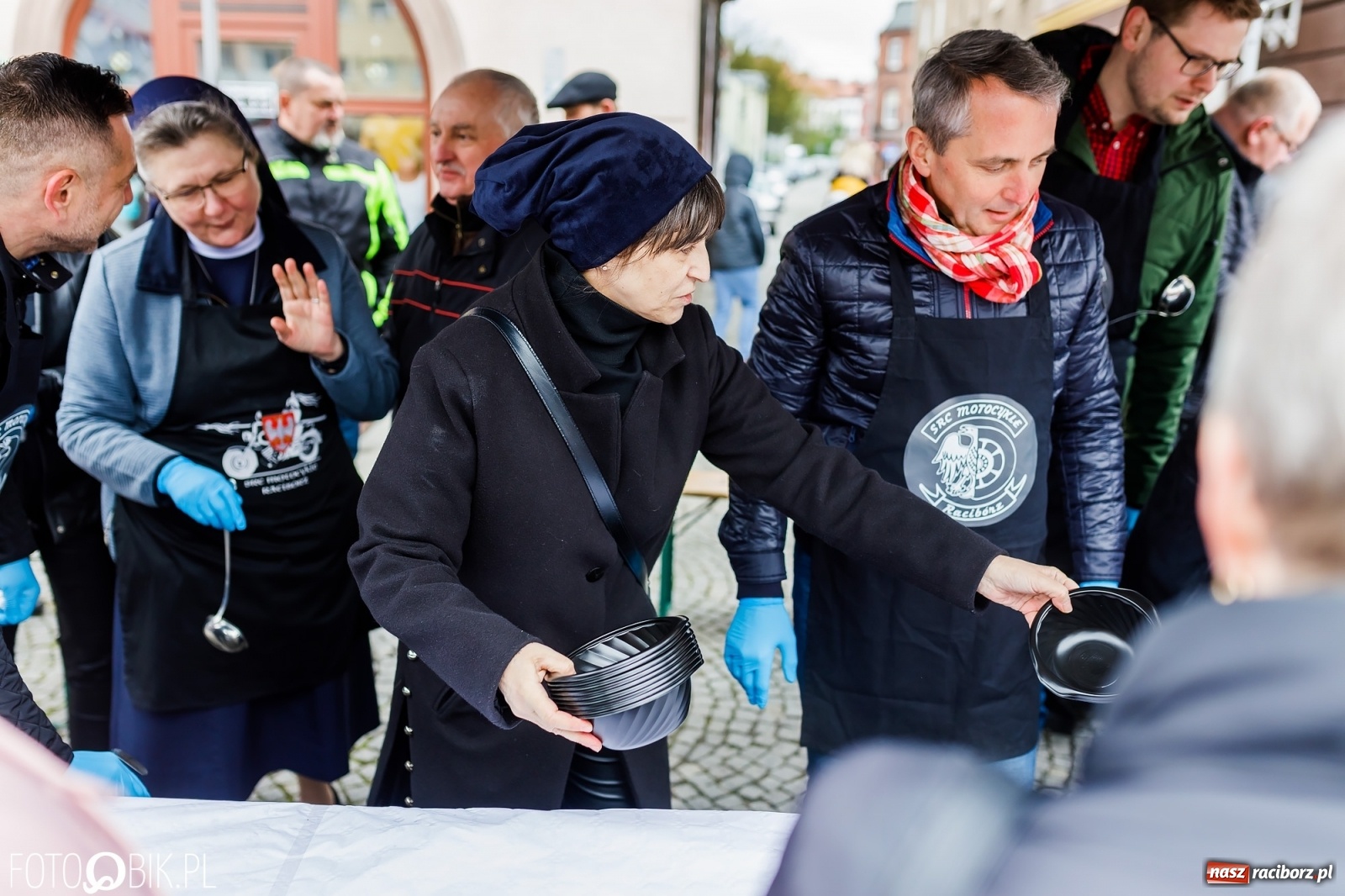 Zdjęcie w galerii na portalu naszraciborz.pl: Wielkanocne śniadanie i święcenie pokarmów na raciborskim Rynku [FOTO i WIDEO] wiadomości z regionu