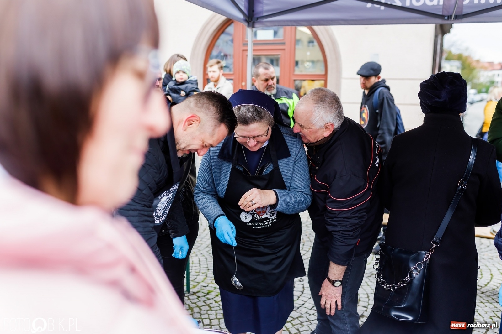 Zdjęcie w galerii na portalu naszraciborz.pl: Wielkanocne śniadanie i święcenie pokarmów na raciborskim Rynku [FOTO i WIDEO] wiadomości z regionu