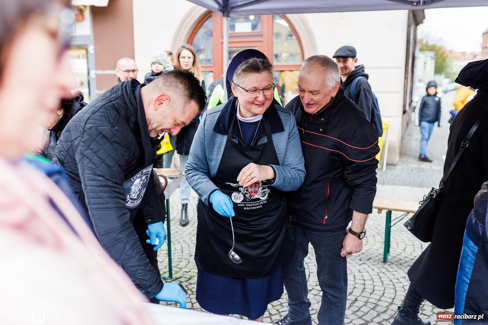 Zdjęcie w galerii na portalu naszraciborz.pl: Wielkanocne śniadanie i święcenie pokarmów na raciborskim Rynku [FOTO i WIDEO] wiadomości z regionu