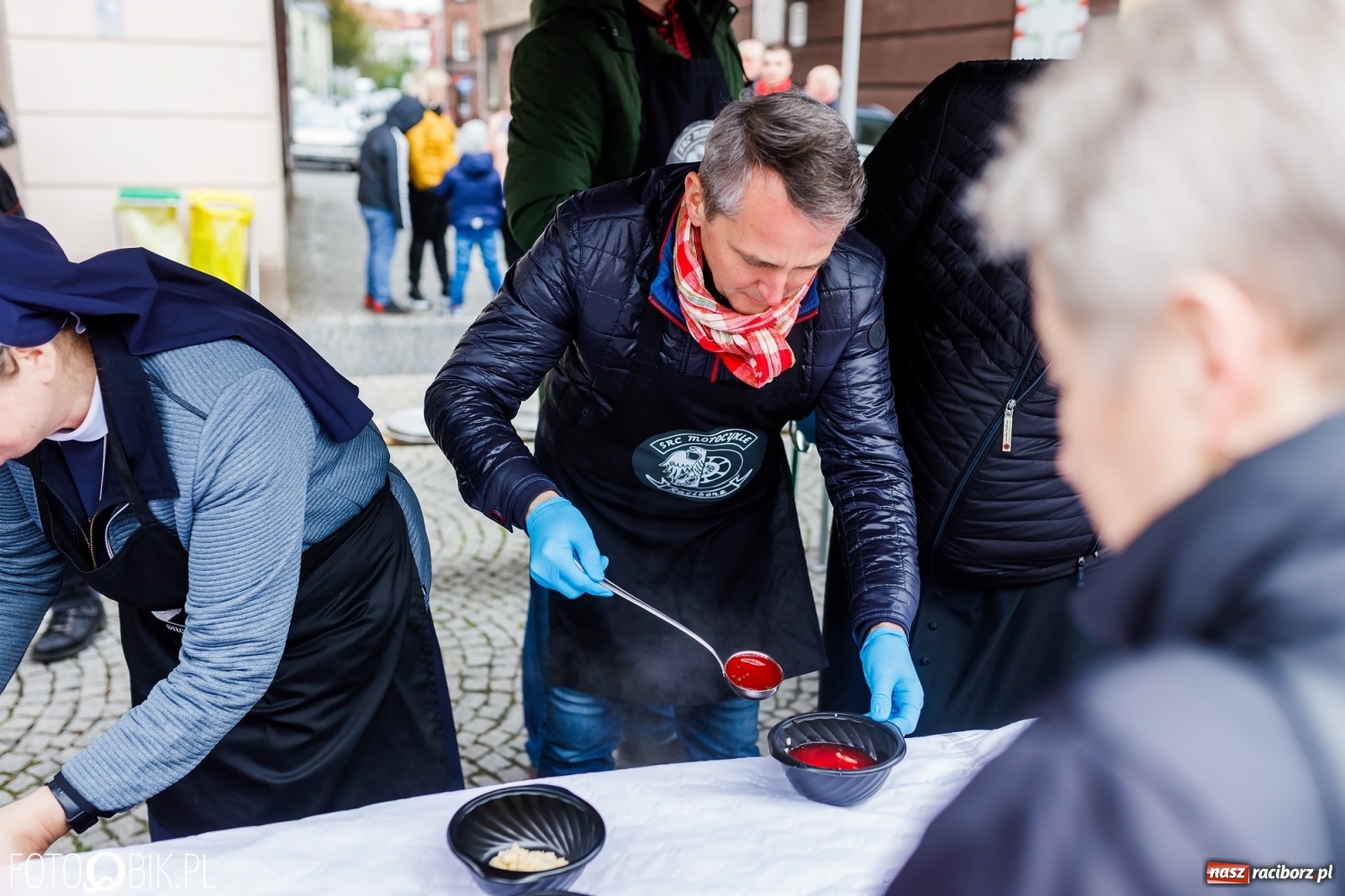 Zdjęcie w galerii na portalu naszraciborz.pl: Wielkanocne śniadanie i święcenie pokarmów na raciborskim Rynku [FOTO i WIDEO] wiadomości z regionu
