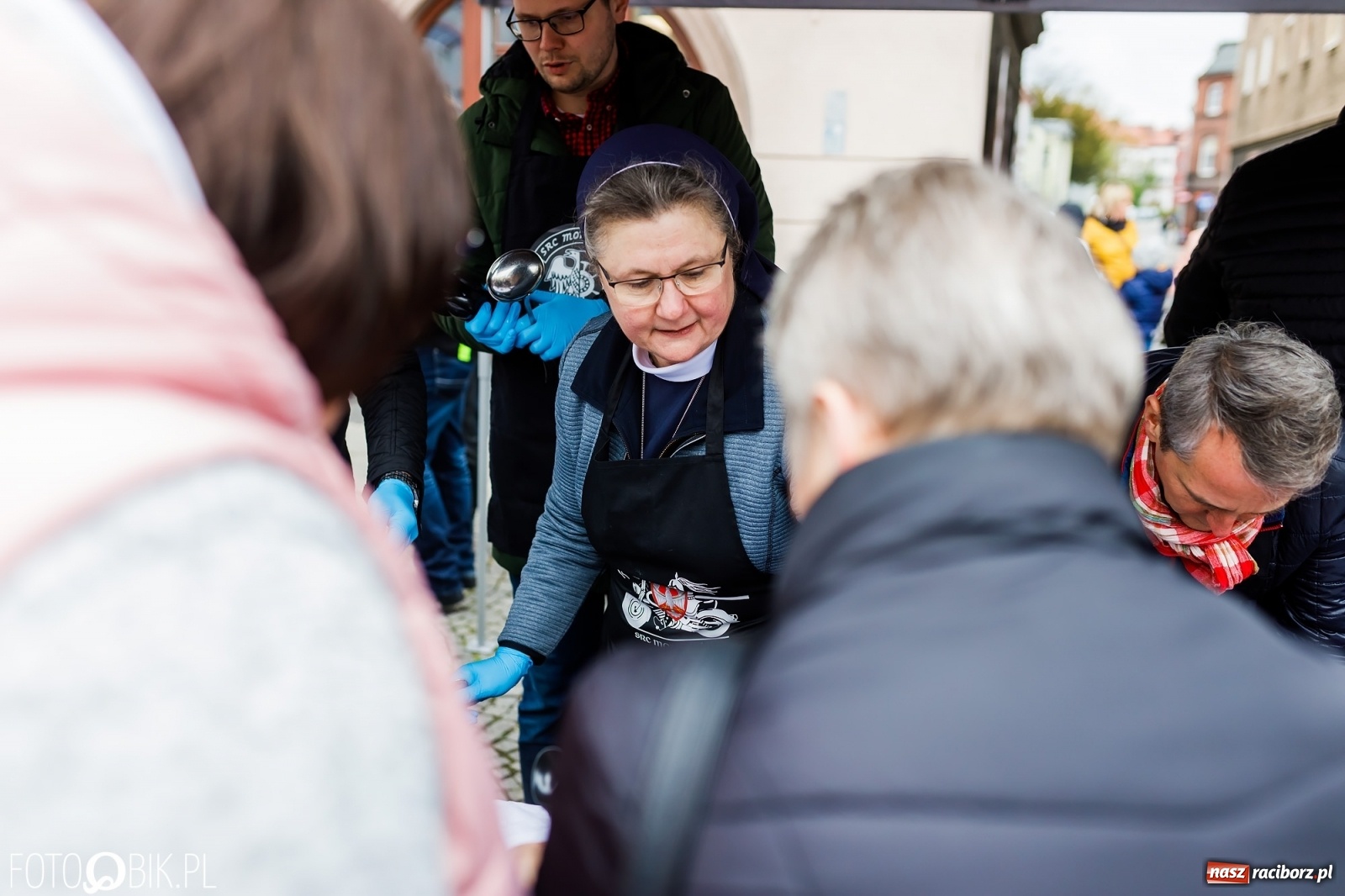 Zdjęcie w galerii na portalu naszraciborz.pl: Wielkanocne śniadanie i święcenie pokarmów na raciborskim Rynku [FOTO i WIDEO] wiadomości z regionu