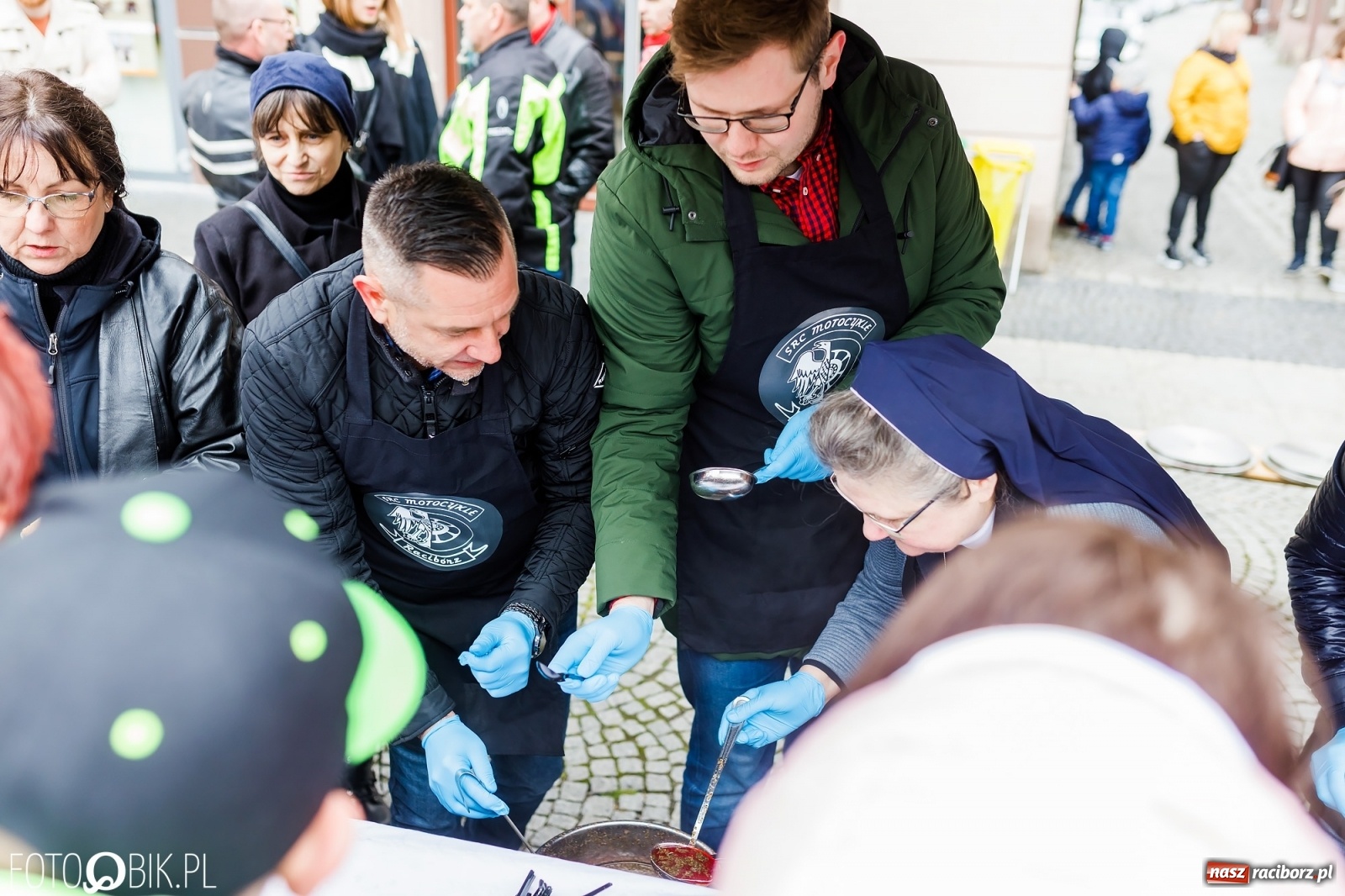Zdjęcie w galerii na portalu naszraciborz.pl: Wielkanocne śniadanie i święcenie pokarmów na raciborskim Rynku [FOTO i WIDEO] wiadomości z regionu