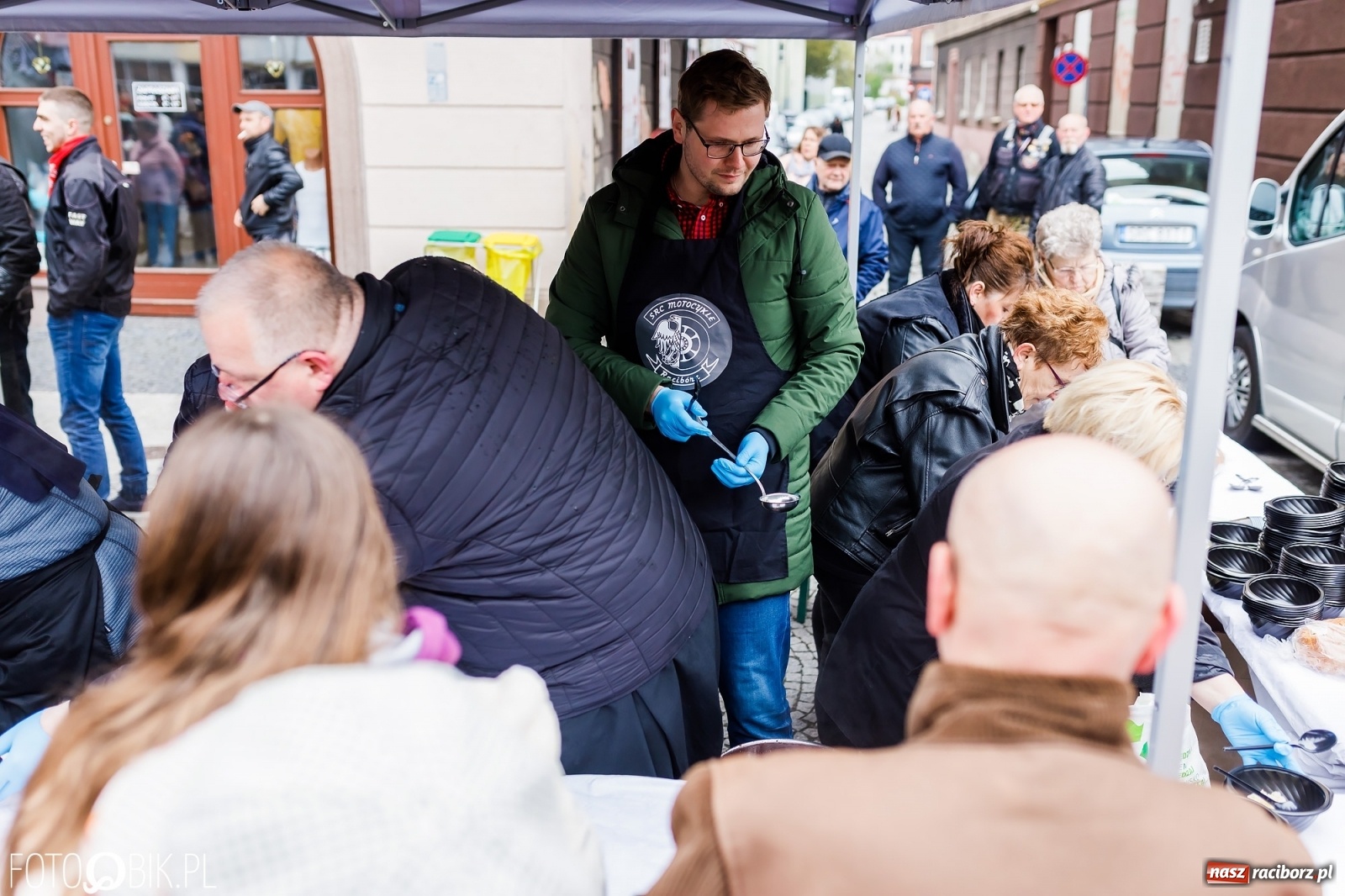 Zdjęcie w galerii na portalu naszraciborz.pl: Wielkanocne śniadanie i święcenie pokarmów na raciborskim Rynku [FOTO i WIDEO] wiadomości z regionu