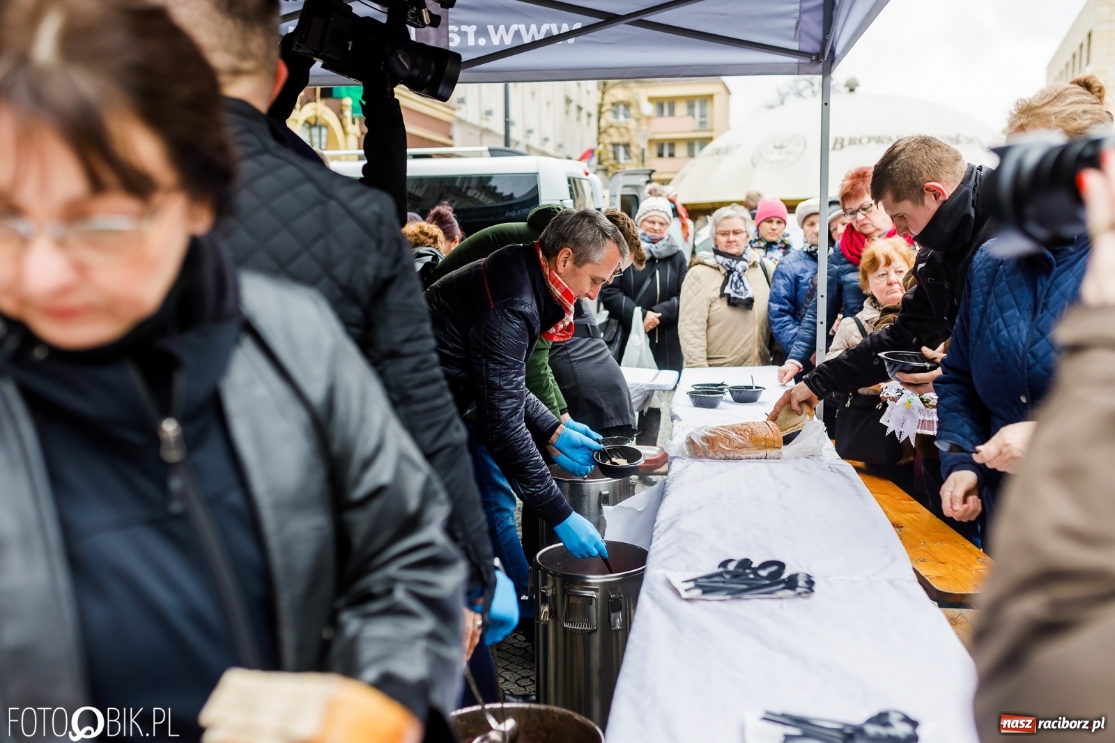 Zdjęcie w galerii na portalu naszraciborz.pl: Wielkanocne śniadanie i święcenie pokarmów na raciborskim Rynku [FOTO i WIDEO] wiadomości z regionu