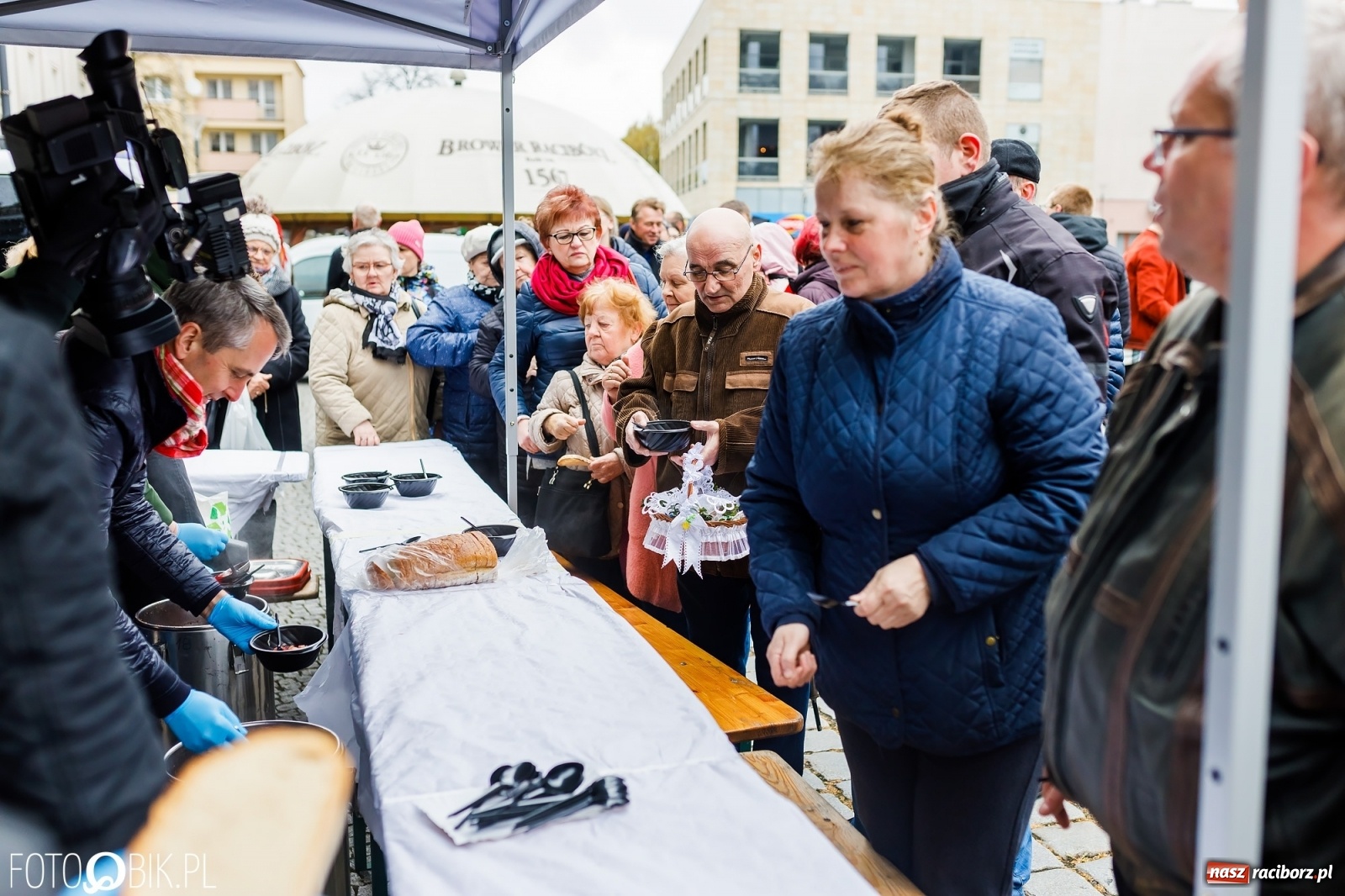 Zdjęcie w galerii na portalu naszraciborz.pl: Wielkanocne śniadanie i święcenie pokarmów na raciborskim Rynku [FOTO i WIDEO] wiadomości z regionu