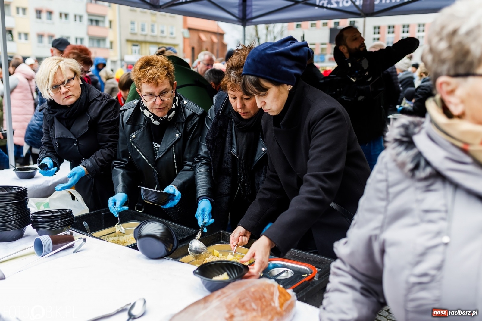 Zdjęcie w galerii na portalu naszraciborz.pl: Wielkanocne śniadanie i święcenie pokarmów na raciborskim Rynku [FOTO i WIDEO] wiadomości z regionu