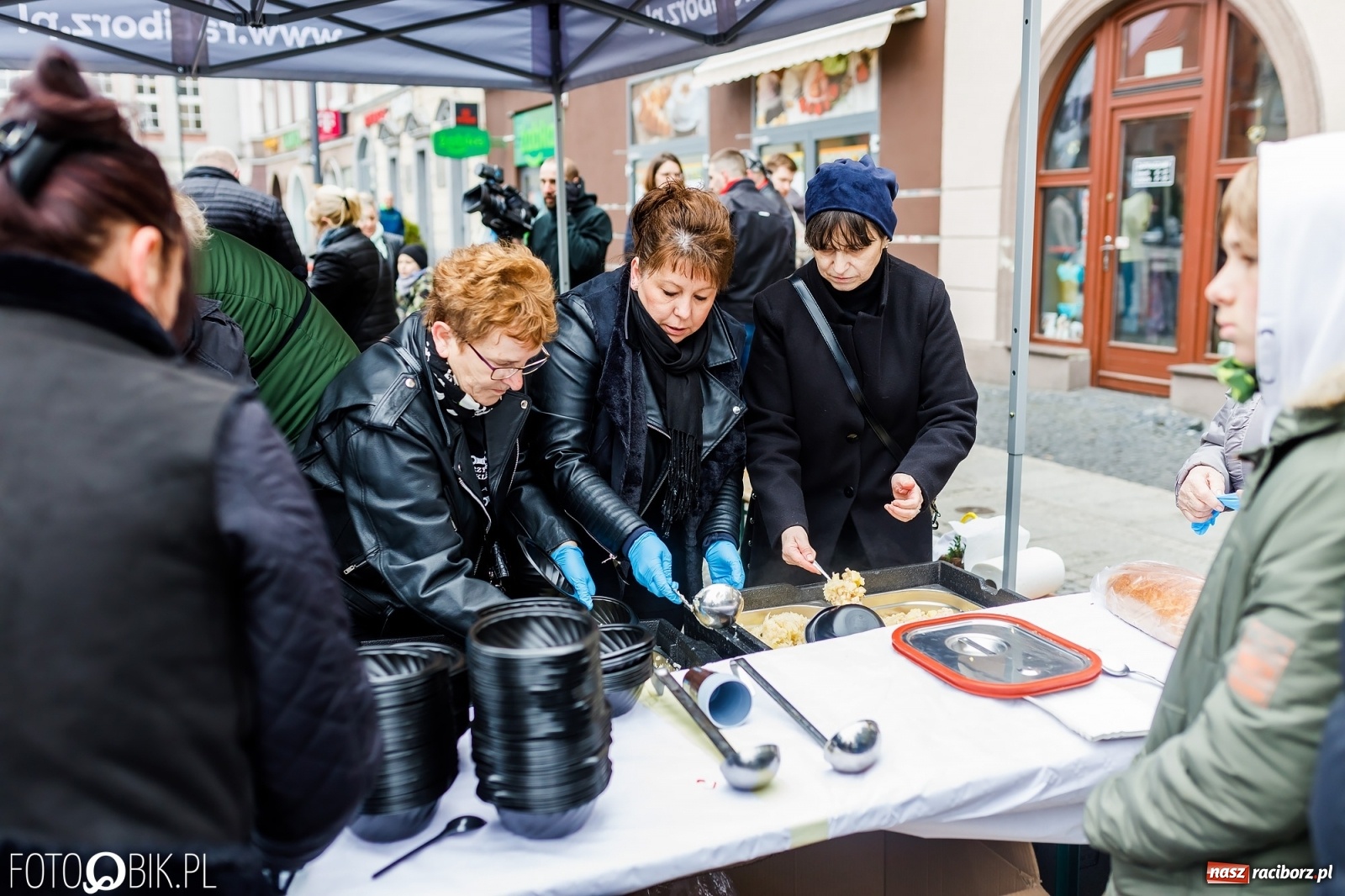Zdjęcie w galerii na portalu naszraciborz.pl: Wielkanocne śniadanie i święcenie pokarmów na raciborskim Rynku [FOTO i WIDEO] wiadomości z regionu