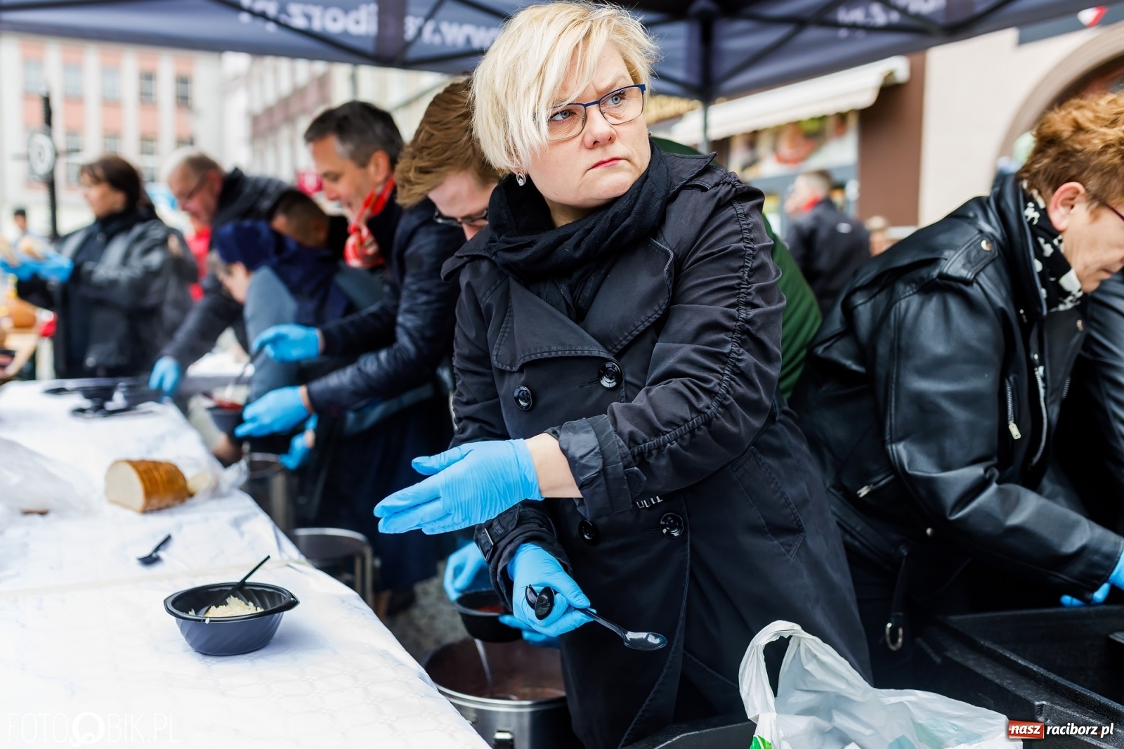 Zdjęcie w galerii na portalu naszraciborz.pl: Wielkanocne śniadanie i święcenie pokarmów na raciborskim Rynku [FOTO i WIDEO] wiadomości z regionu