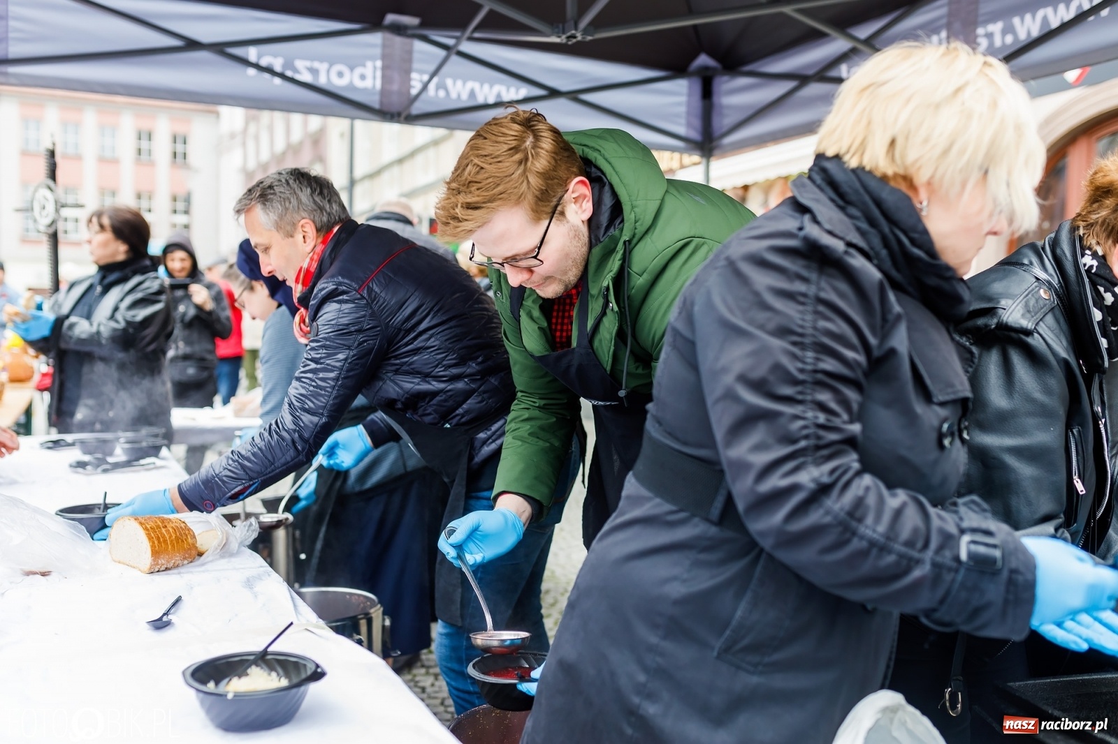 Zdjęcie w galerii na portalu naszraciborz.pl: Wielkanocne śniadanie i święcenie pokarmów na raciborskim Rynku [FOTO i WIDEO] wiadomości z regionu