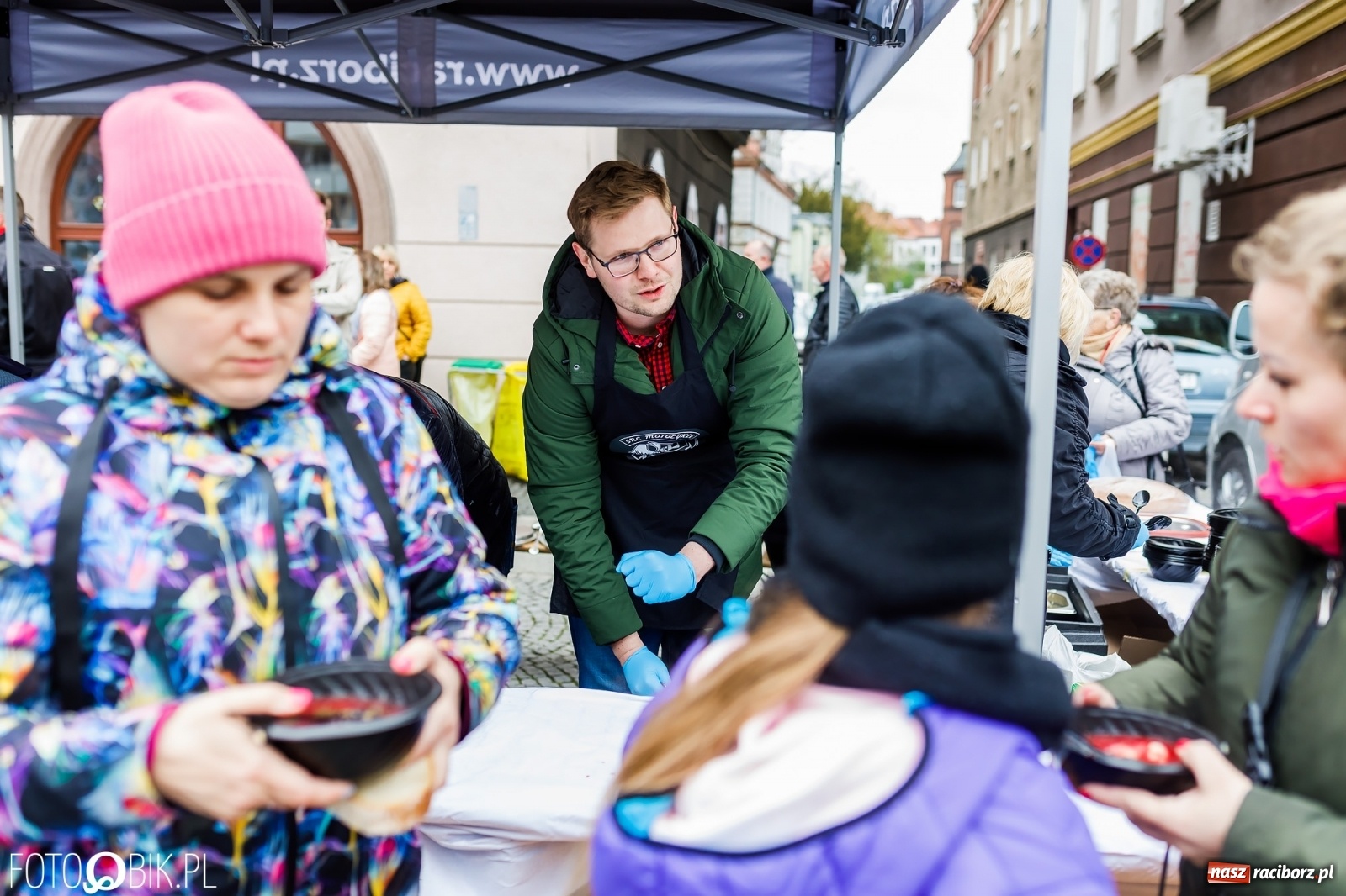 Zdjęcie w galerii na portalu naszraciborz.pl: Wielkanocne śniadanie i święcenie pokarmów na raciborskim Rynku [FOTO i WIDEO] wiadomości z regionu