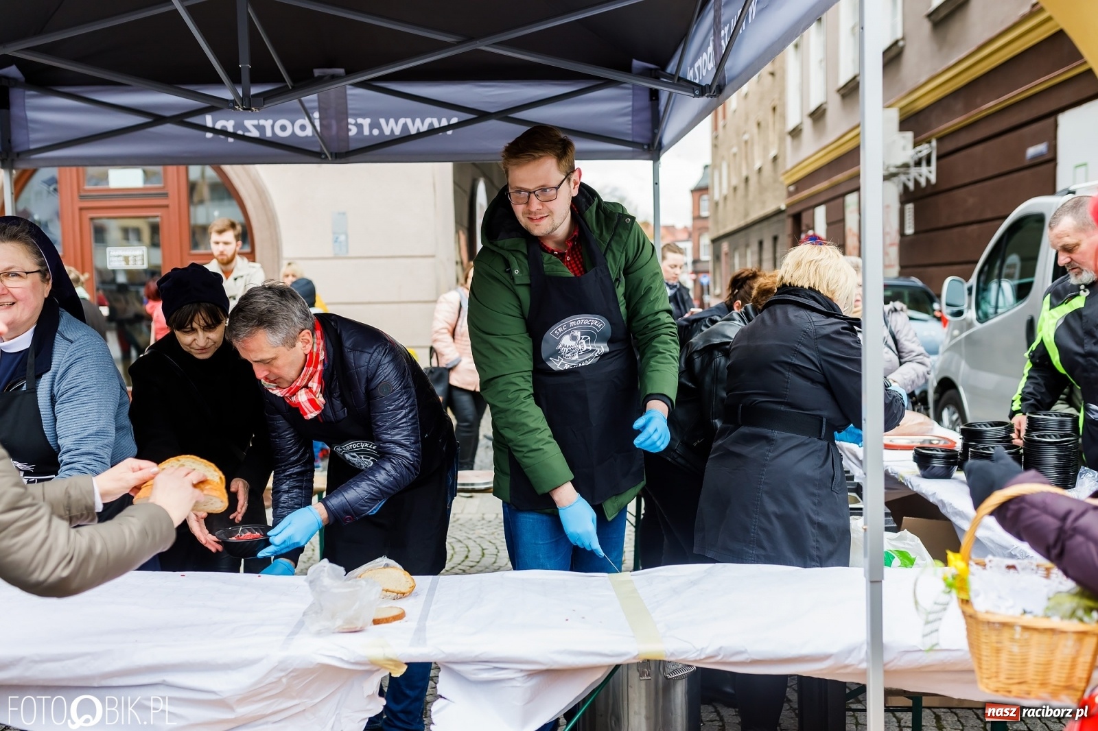 Zdjęcie w galerii na portalu naszraciborz.pl: Wielkanocne śniadanie i święcenie pokarmów na raciborskim Rynku [FOTO i WIDEO] wiadomości z regionu