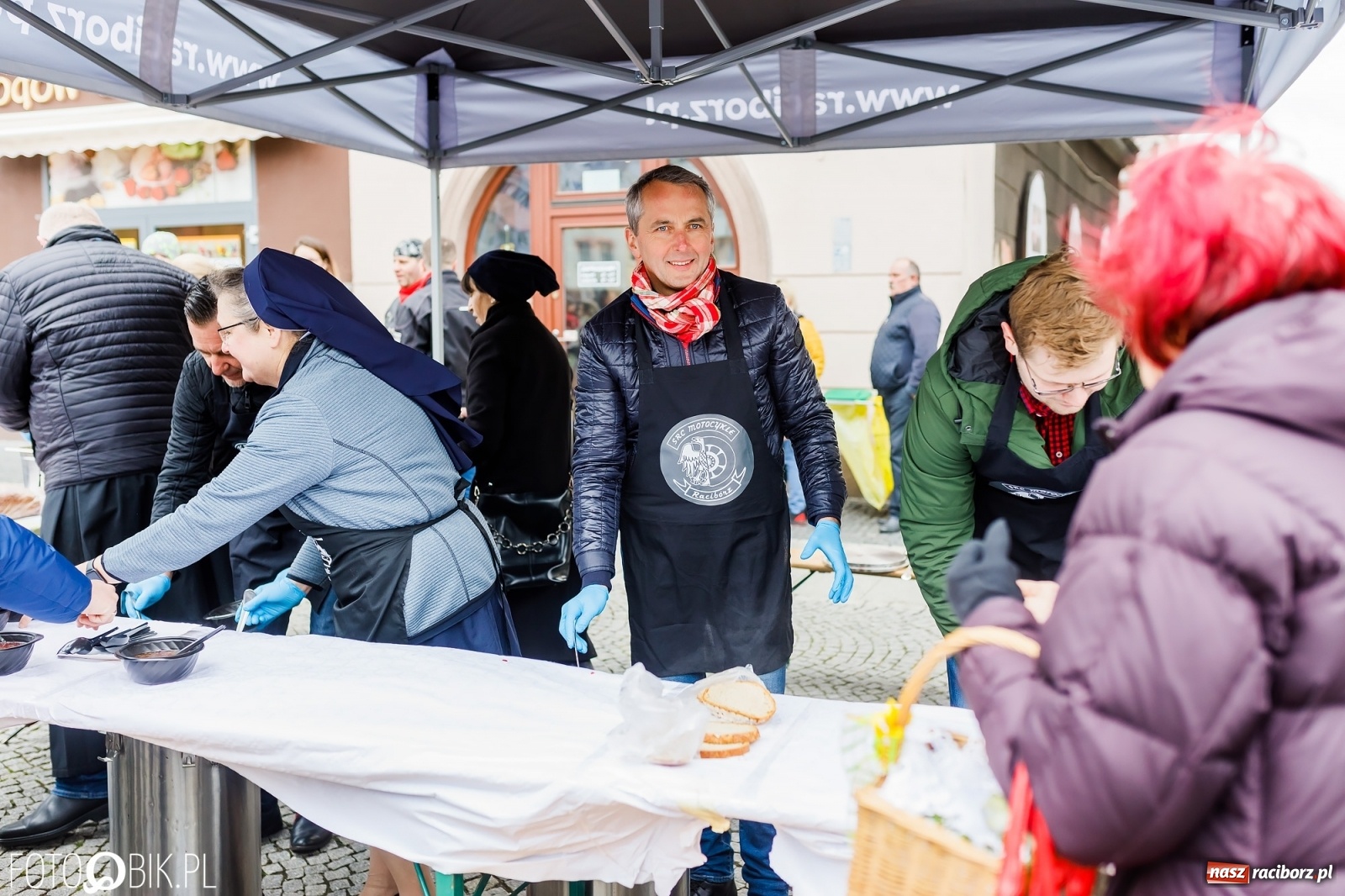 Zdjęcie w galerii na portalu naszraciborz.pl: Wielkanocne śniadanie i święcenie pokarmów na raciborskim Rynku [FOTO i WIDEO] wiadomości z regionu