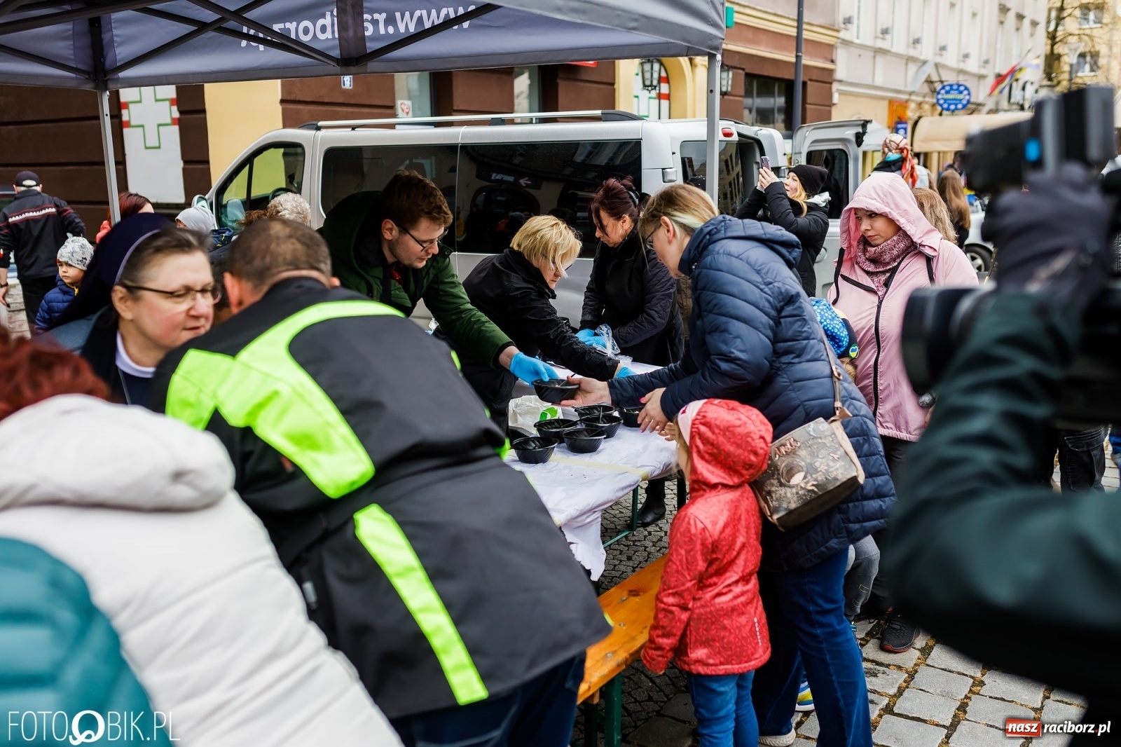 Zdjęcie w galerii na portalu naszraciborz.pl: Wielkanocne śniadanie i święcenie pokarmów na raciborskim Rynku [FOTO i WIDEO] wiadomości z regionu