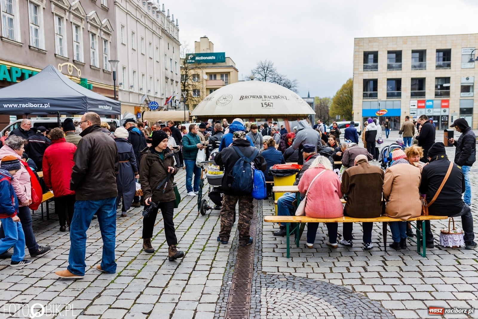 Zdjęcie w galerii na portalu naszraciborz.pl: Wielkanocne śniadanie i święcenie pokarmów na raciborskim Rynku [FOTO i WIDEO] wiadomości z regionu