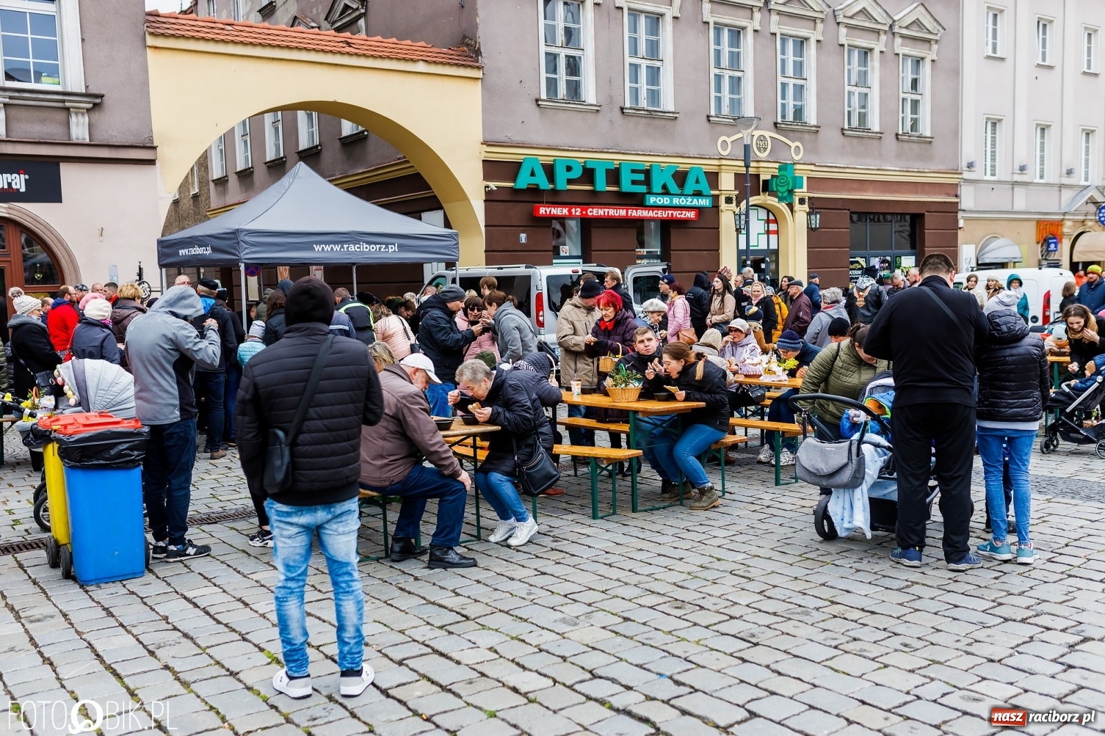 Zdjęcie w galerii na portalu naszraciborz.pl: Wielkanocne śniadanie i święcenie pokarmów na raciborskim Rynku [FOTO i WIDEO] wiadomości z regionu