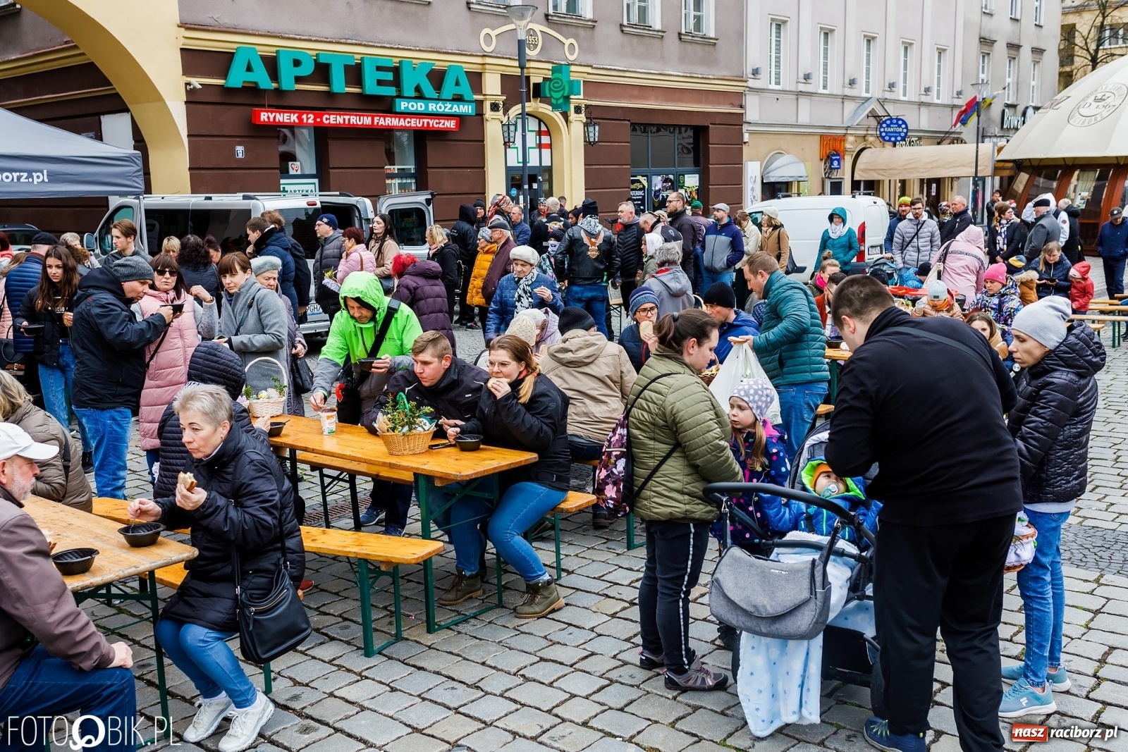 Zdjęcie w galerii na portalu naszraciborz.pl: Wielkanocne śniadanie i święcenie pokarmów na raciborskim Rynku [FOTO i WIDEO] wiadomości z regionu