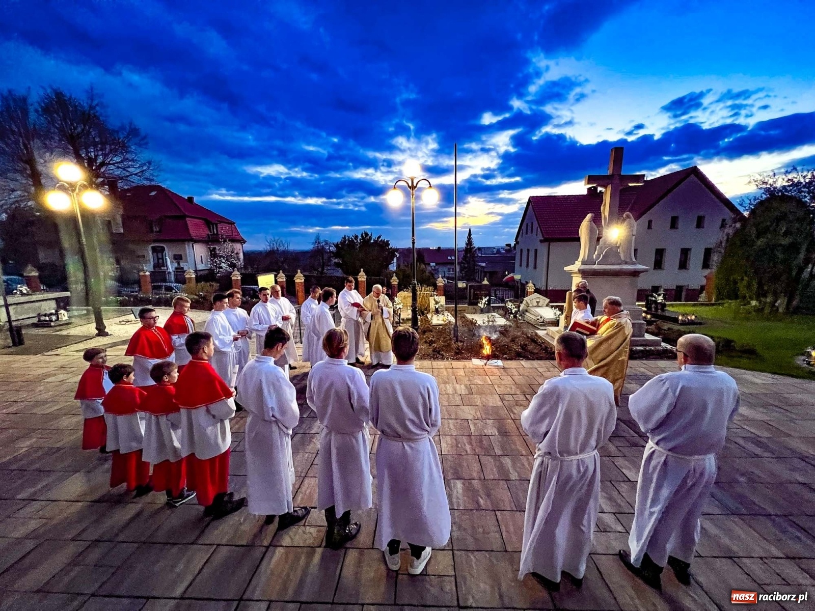 Zdjęcie w galerii na portalu naszraciborz.pl: Alleluja, Jezus żyje! Wielka Sobota w Raciborzu wiadomości z regionu