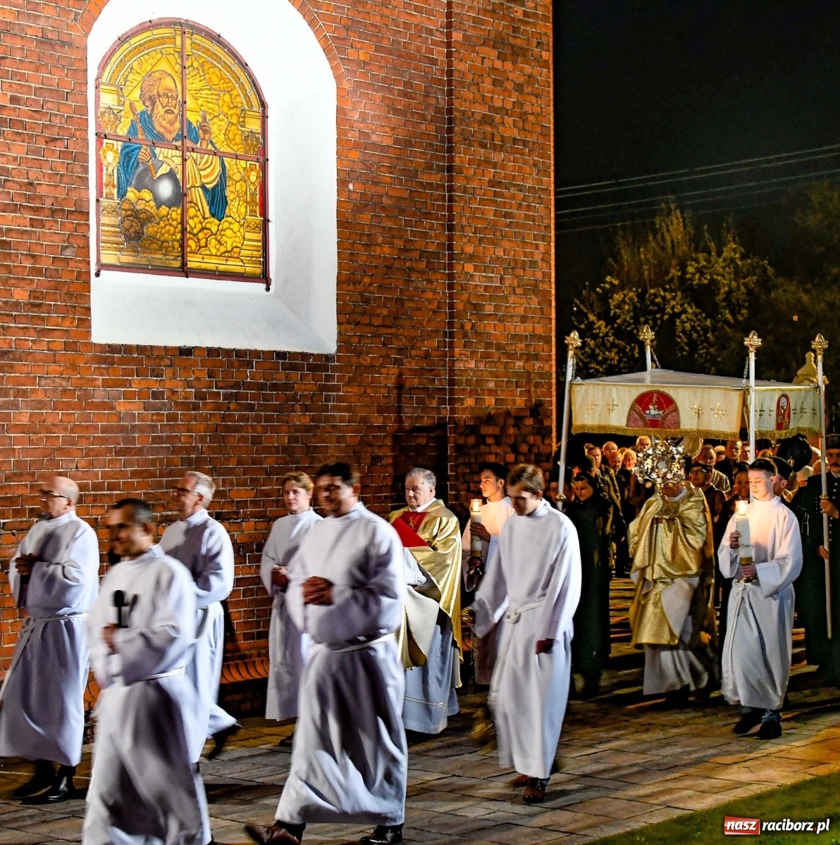 Zdjęcie w galerii na portalu naszraciborz.pl: Alleluja, Jezus żyje! Wielka Sobota w Raciborzu wiadomości z regionu