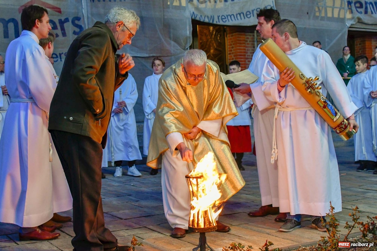 Zdjęcie w galerii na portalu naszraciborz.pl: Alleluja, Jezus żyje! Wielka Sobota w Raciborzu wiadomości z regionu