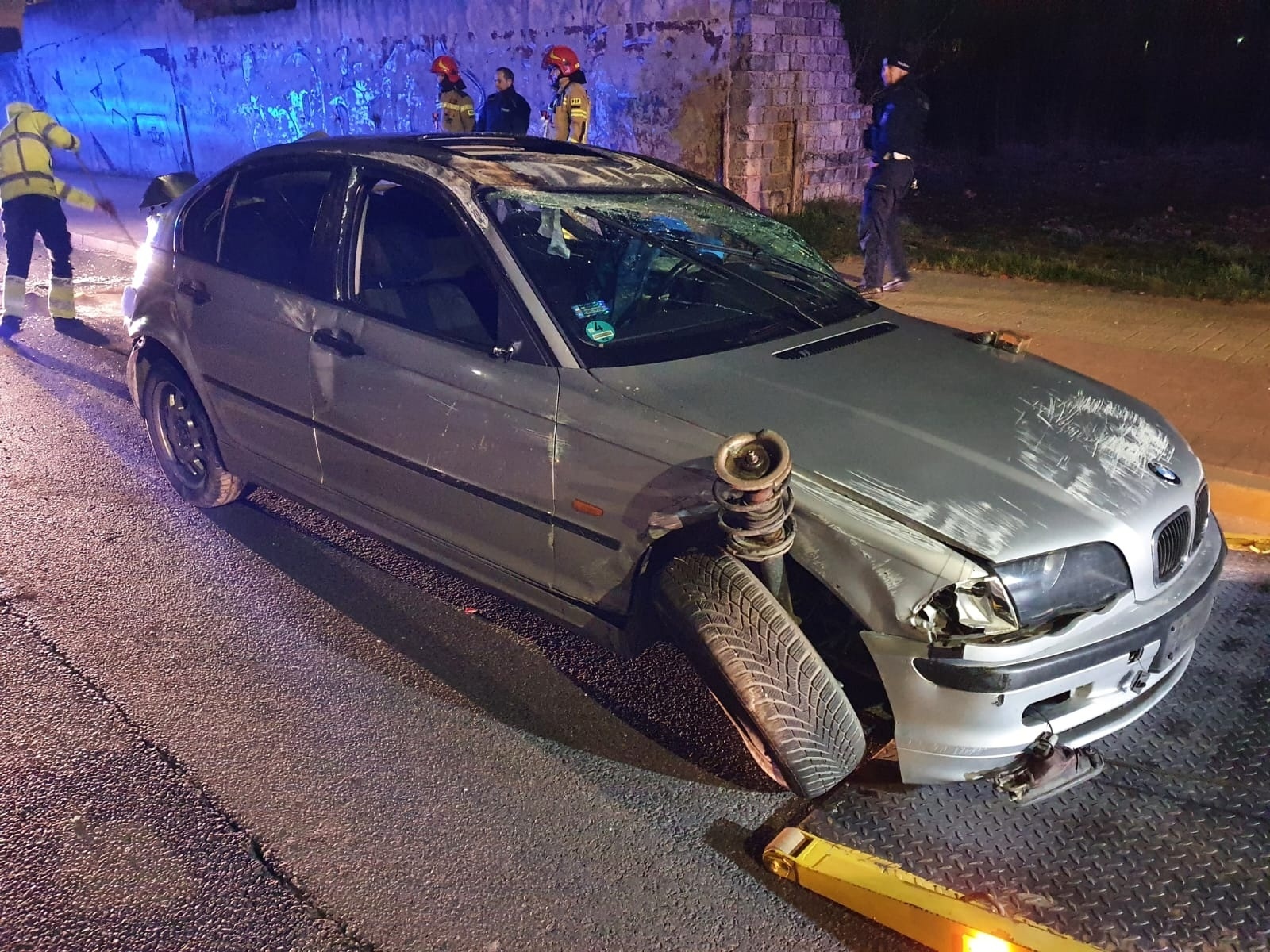 Zdjęcie w galerii na portalu naszraciborz.pl: Nocna szarża BMW na ul. 1 Maja [FOTO] wiadomości z regionu