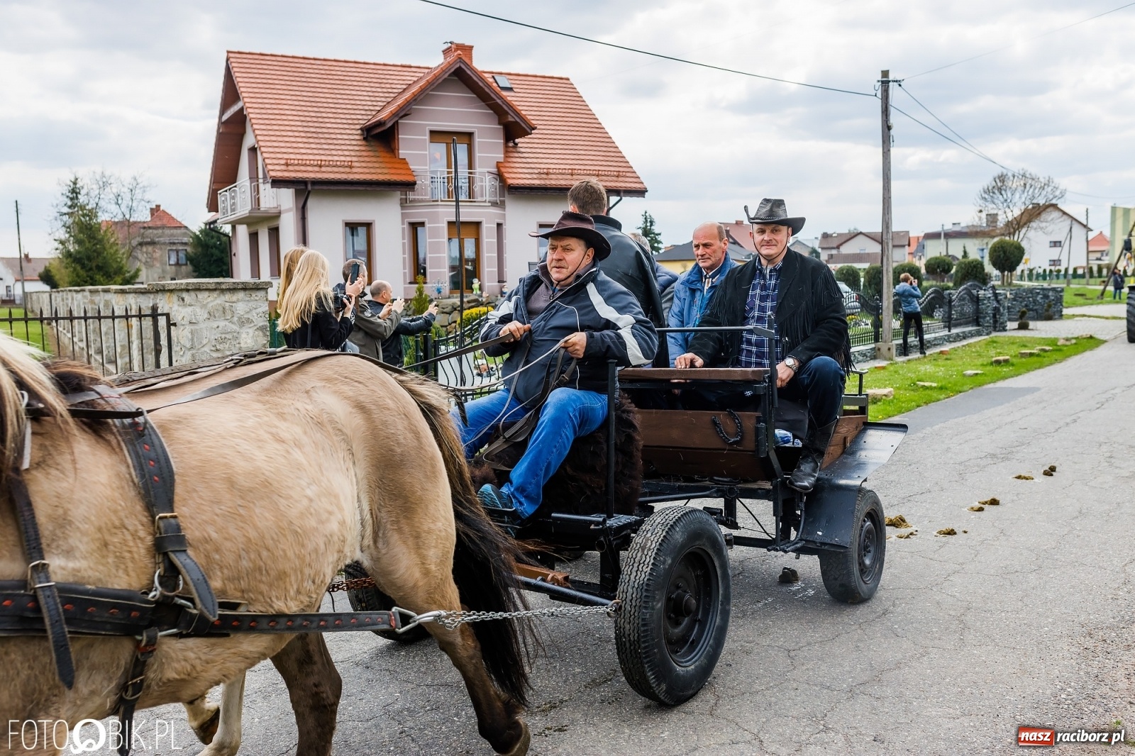 Zdjęcie w galerii na portalu naszraciborz.pl: Wielkanocna procesja konna w parafii Zawada Książęca [FOTO i WIDEO] wiadomości z regionu