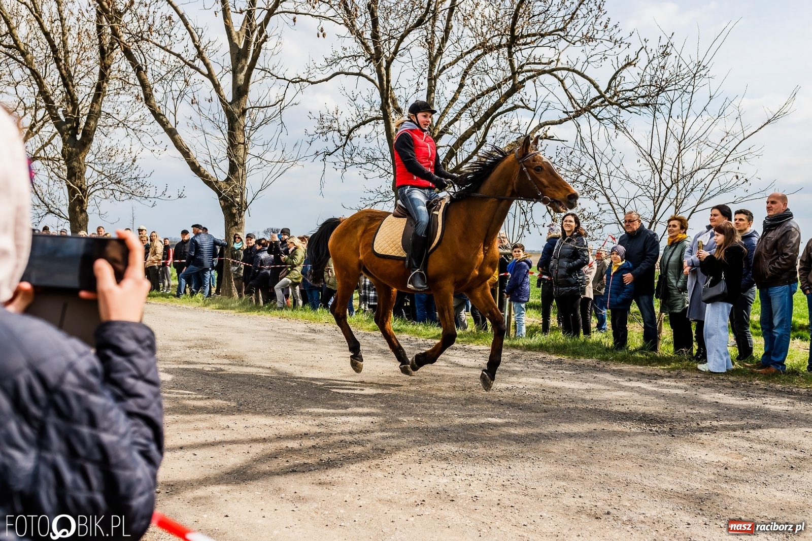 Zdjęcie w galerii na portalu naszraciborz.pl: Sudolskie ściganie na koniec rajtowania. Doszło do upadku [FOTO i WIDEO] wiadomości z regionu