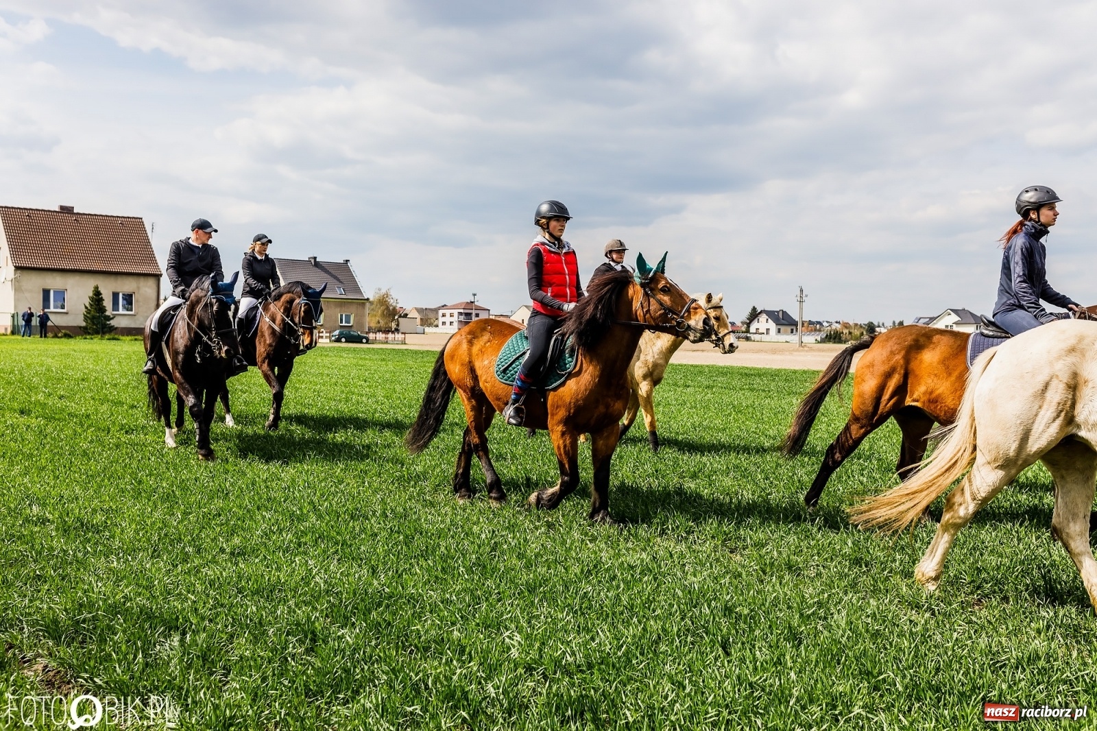 Zdjęcie w galerii na portalu naszraciborz.pl: Sudolskie ściganie na koniec rajtowania. Doszło do upadku [FOTO i WIDEO] wiadomości z regionu