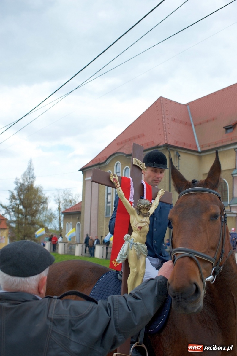 Zdjęcie w galerii na portalu naszraciborz.pl: Procesja konna w Pietrowicach Wielkich [FOTO i WIDEO] wiadomości z regionu