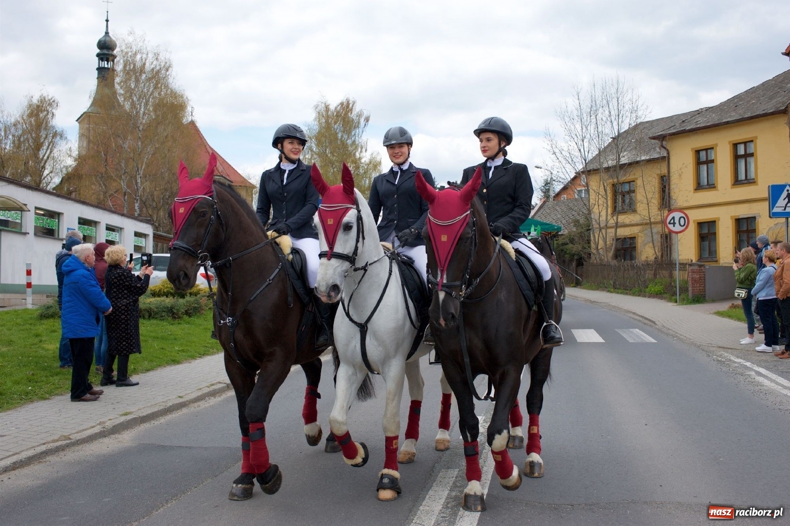 Zdjęcie w galerii na portalu naszraciborz.pl: Procesja konna w Pietrowicach Wielkich [FOTO i WIDEO] wiadomości z regionu