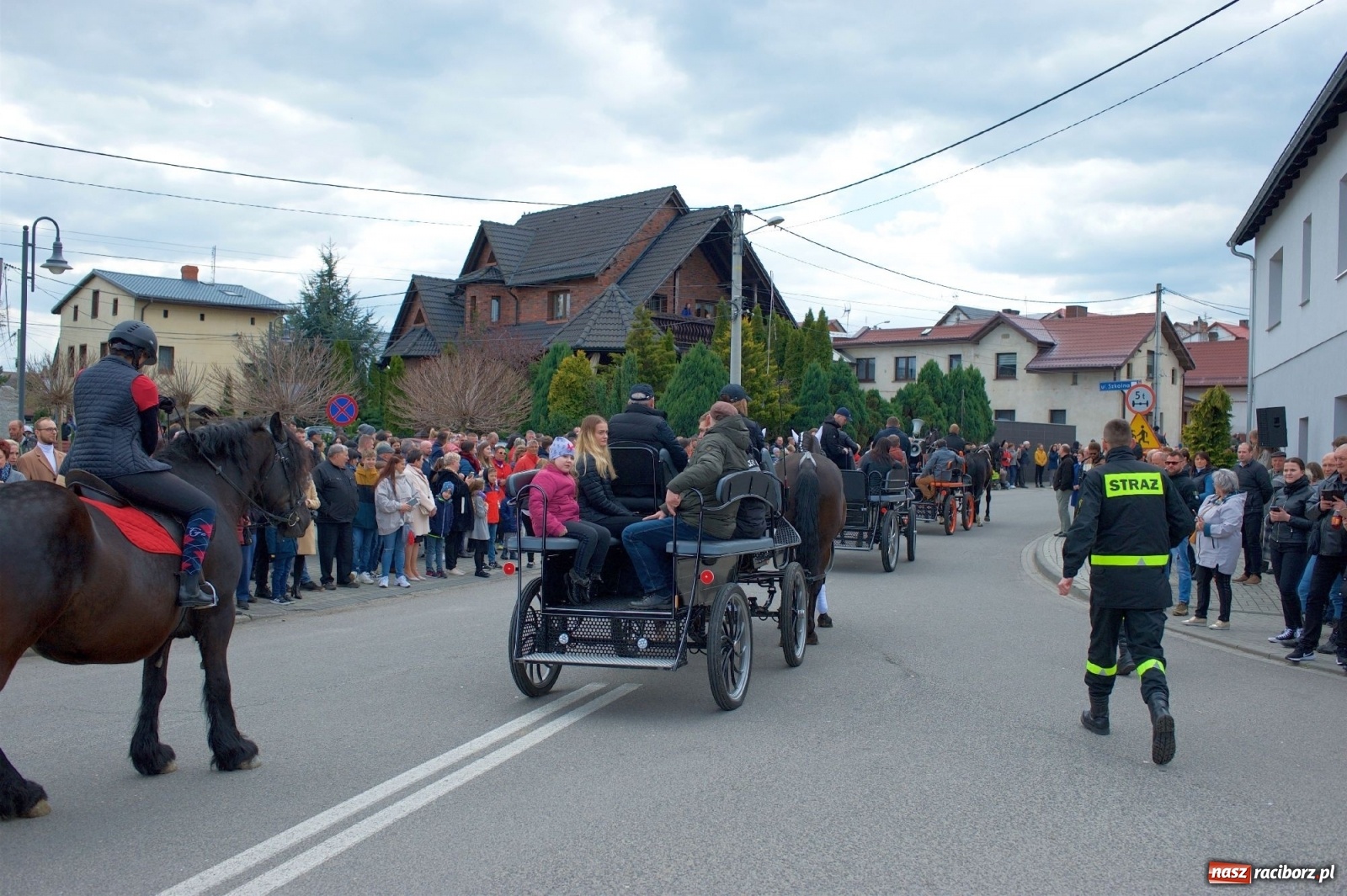 Zdjęcie w galerii na portalu naszraciborz.pl: Procesja konna w Pietrowicach Wielkich [FOTO i WIDEO] wiadomości z regionu
