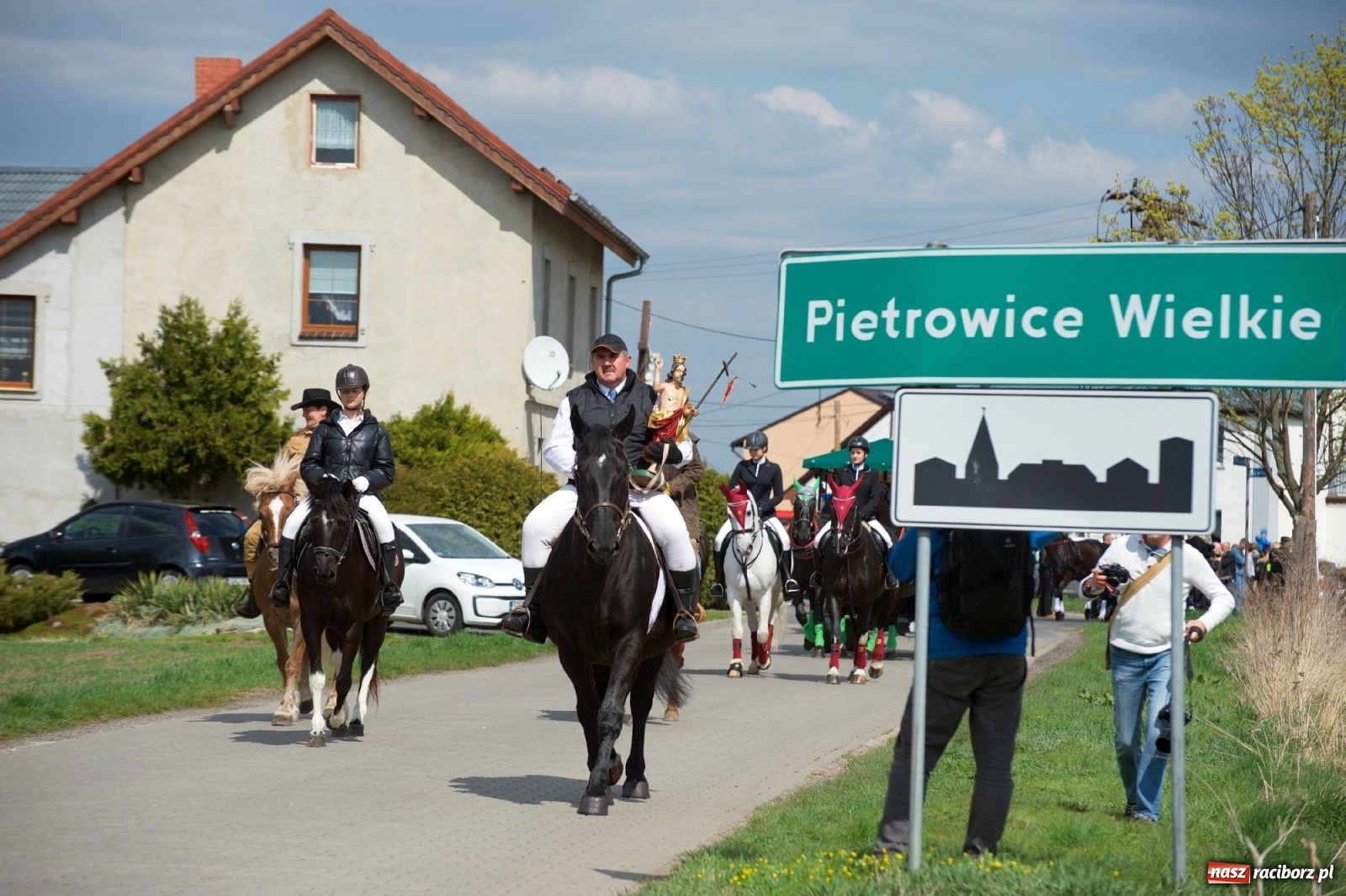 Zdjęcie w galerii na portalu naszraciborz.pl: Procesja konna w Pietrowicach Wielkich [FOTO i WIDEO] wiadomości z regionu