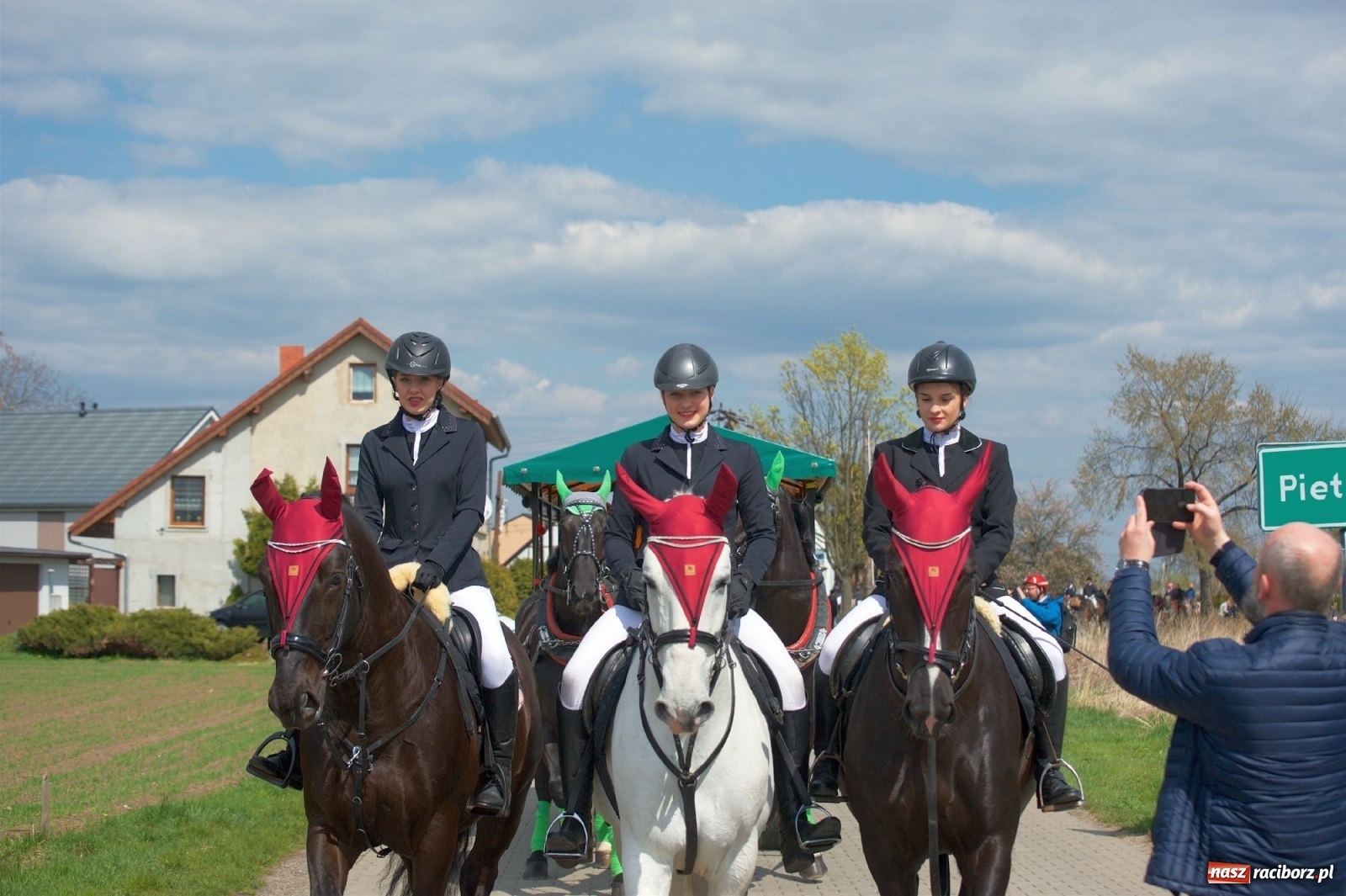 Zdjęcie w galerii na portalu naszraciborz.pl: Procesja konna w Pietrowicach Wielkich [FOTO i WIDEO] wiadomości z regionu