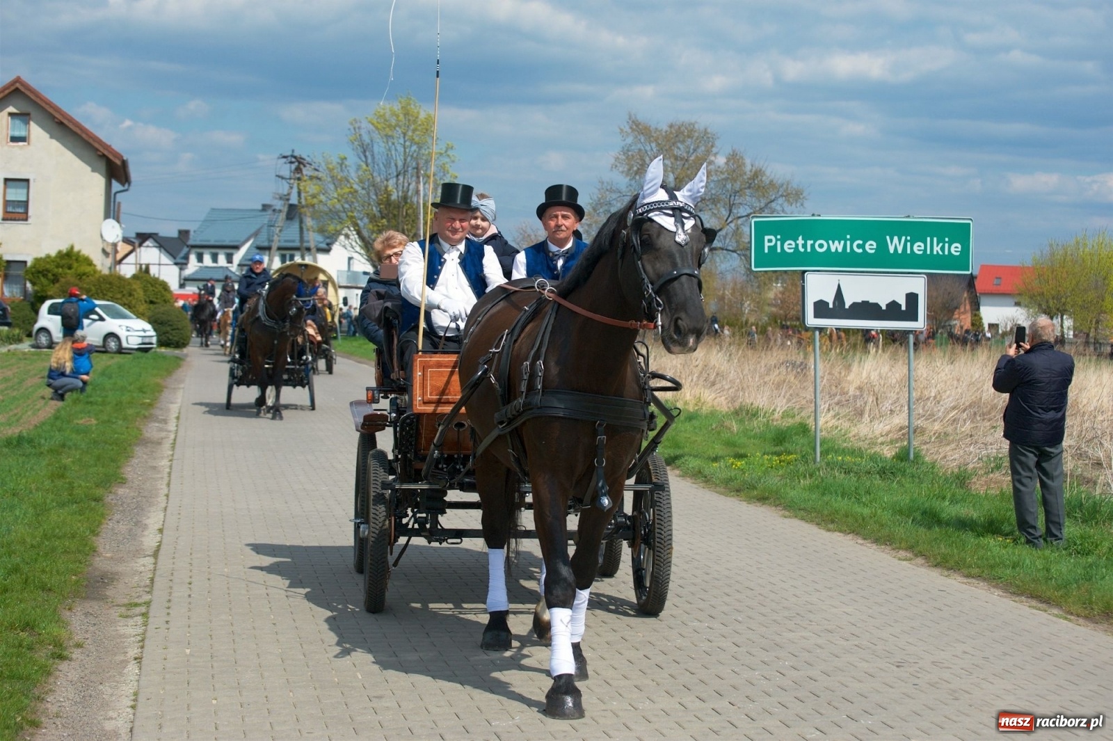 Zdjęcie w galerii na portalu naszraciborz.pl: Procesja konna w Pietrowicach Wielkich [FOTO i WIDEO] wiadomości z regionu