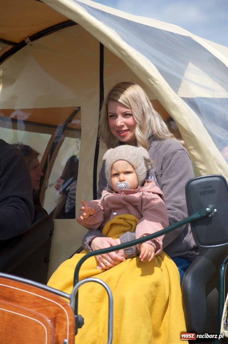 Zdjęcie w galerii na portalu naszraciborz.pl: Procesja konna w Pietrowicach Wielkich [FOTO i WIDEO] wiadomości z regionu